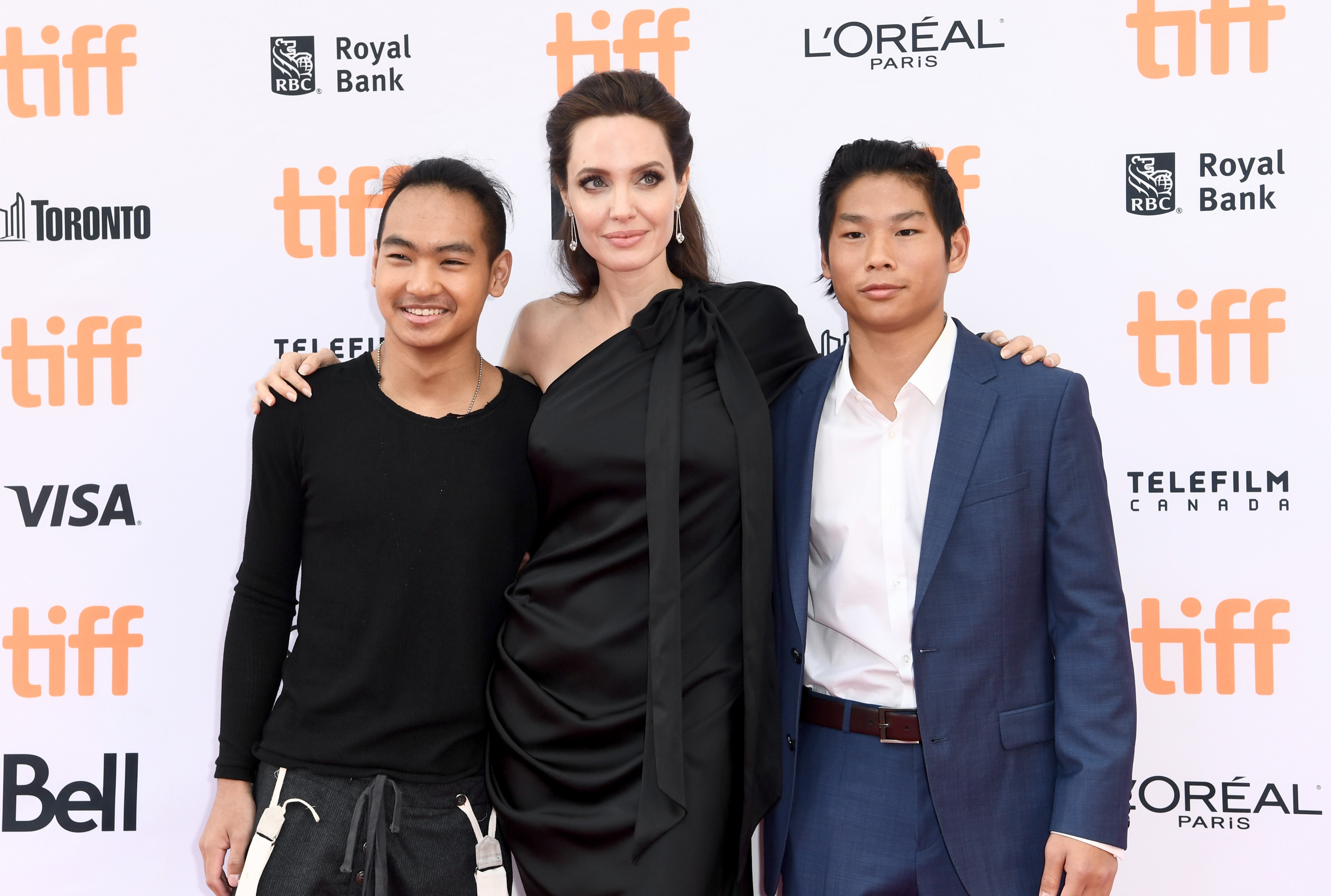 Maddox y Pax Jolie-Pitt con Angelina Jolie en el estreno mundial de "First They Killed My Father" durante el Festival Internacional de Cine de Toronto en el Princess of Wales Theatre, el 11 de septiembre de 2017, en Canadá. | Fuente: Getty Images