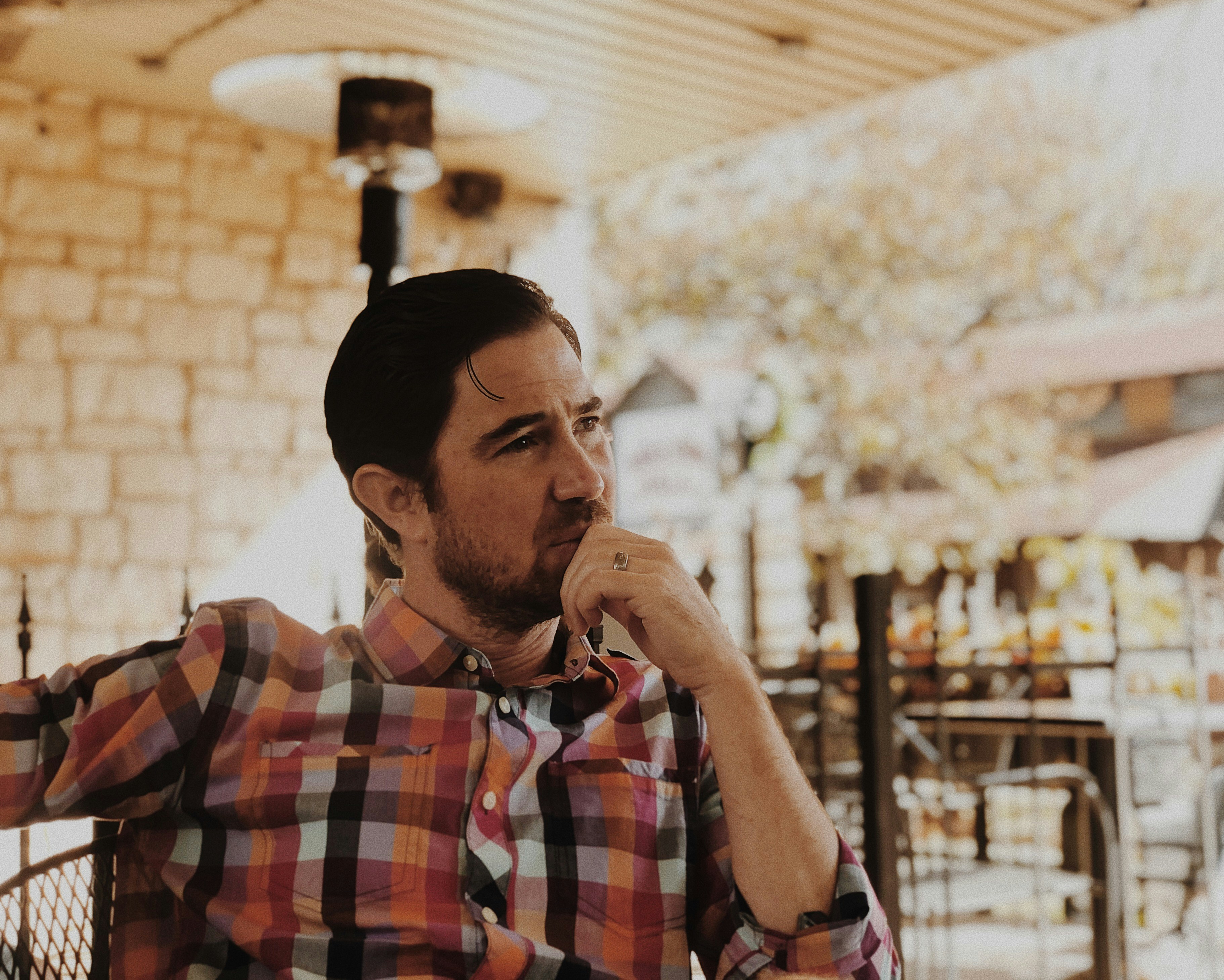 Un hombre alterado | Fuente: Unsplash