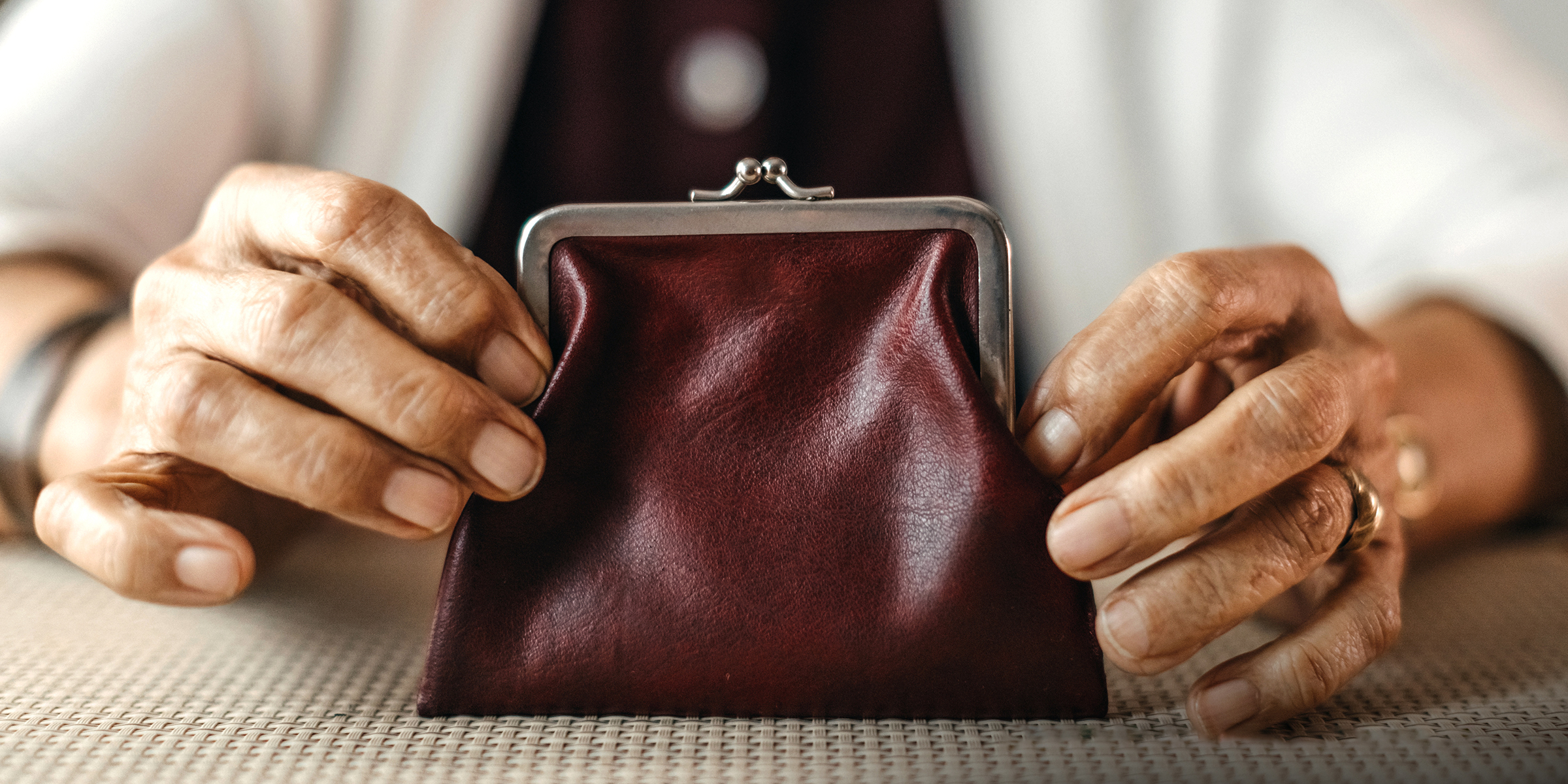 Mujer con una cartera en la mano | Foto: Getty Images