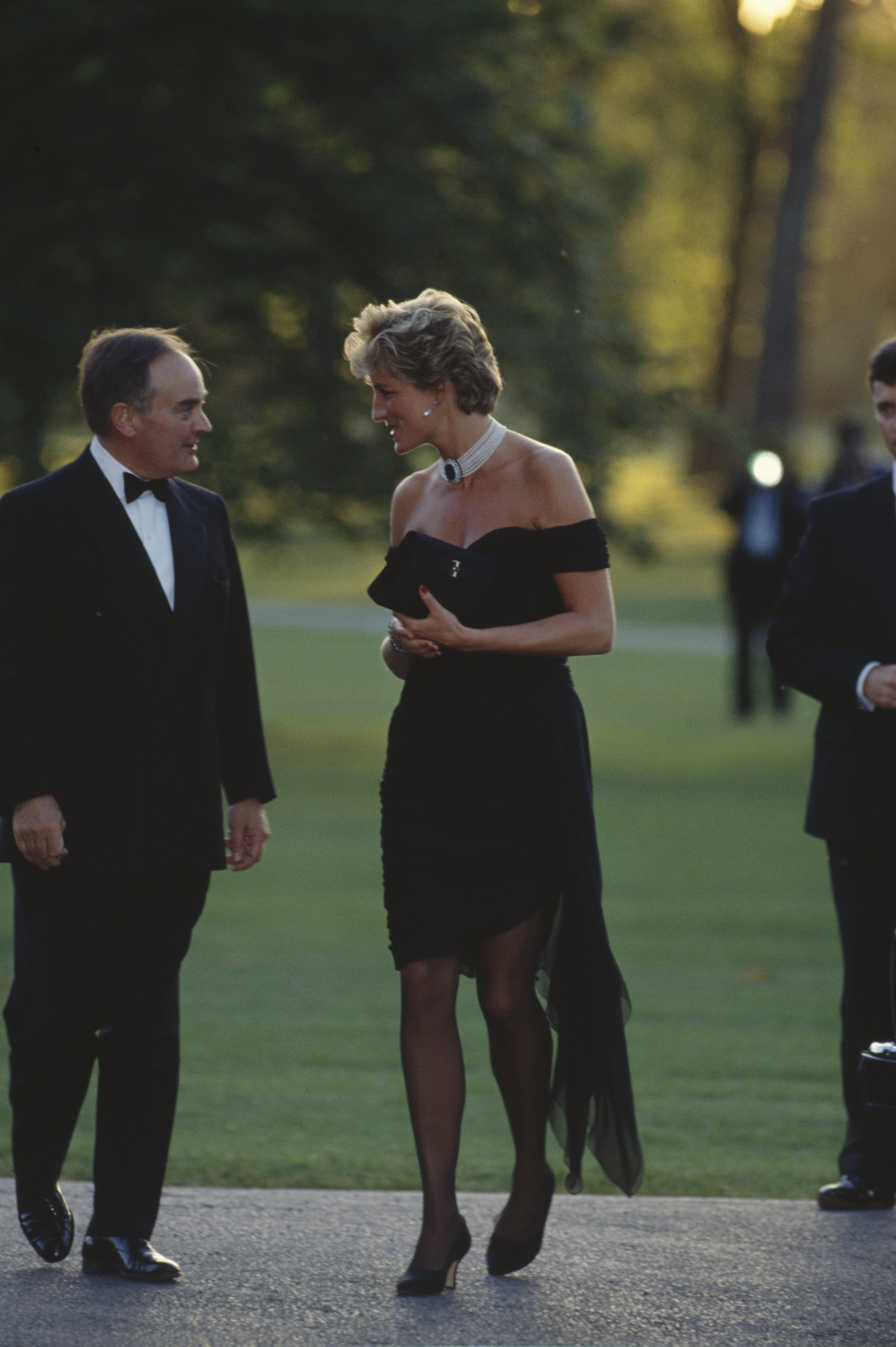 Diana de Gales luce el icónico "vestido de la venganza" en Londres en 1994. | Foto: Getty Images