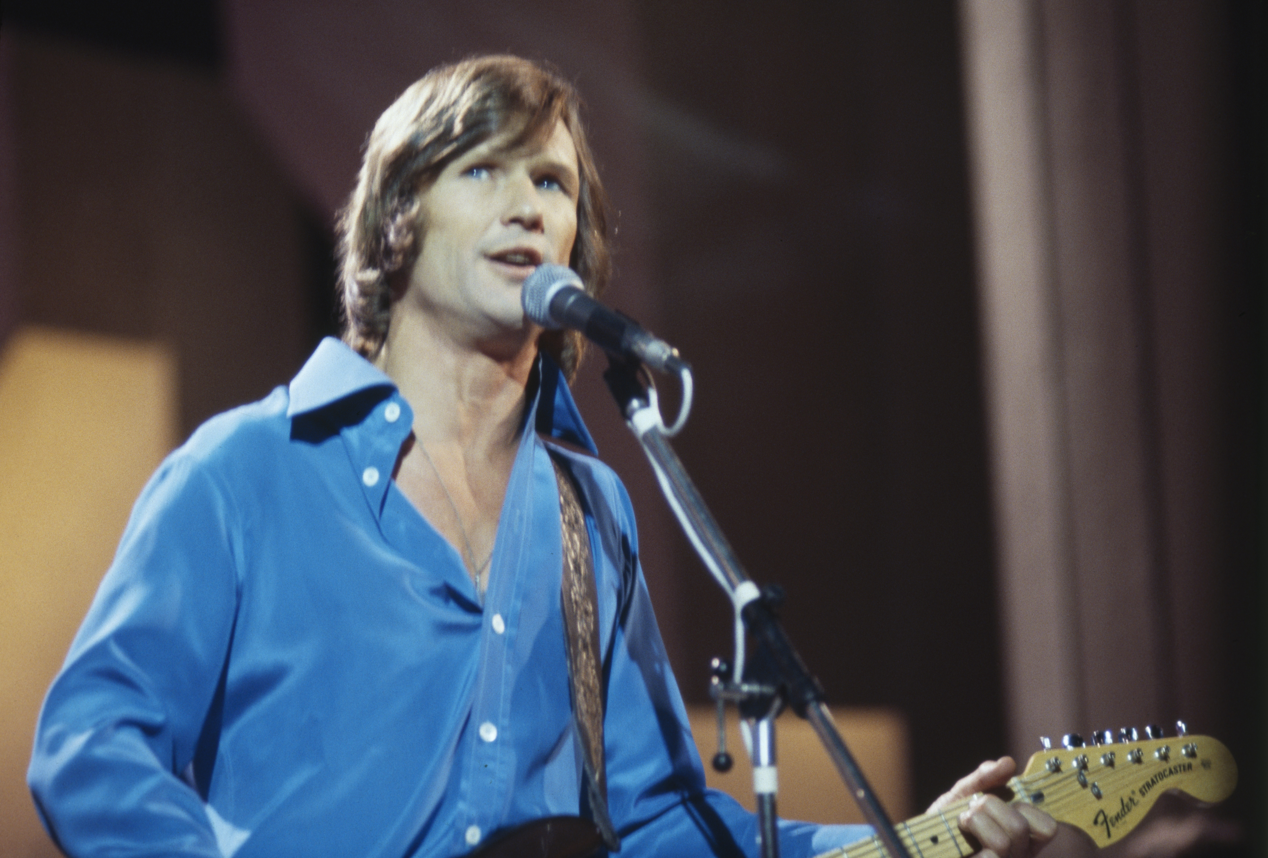 Kris Kristofferson durante un concierto, hacia 1970 | Fuente: Getty Images