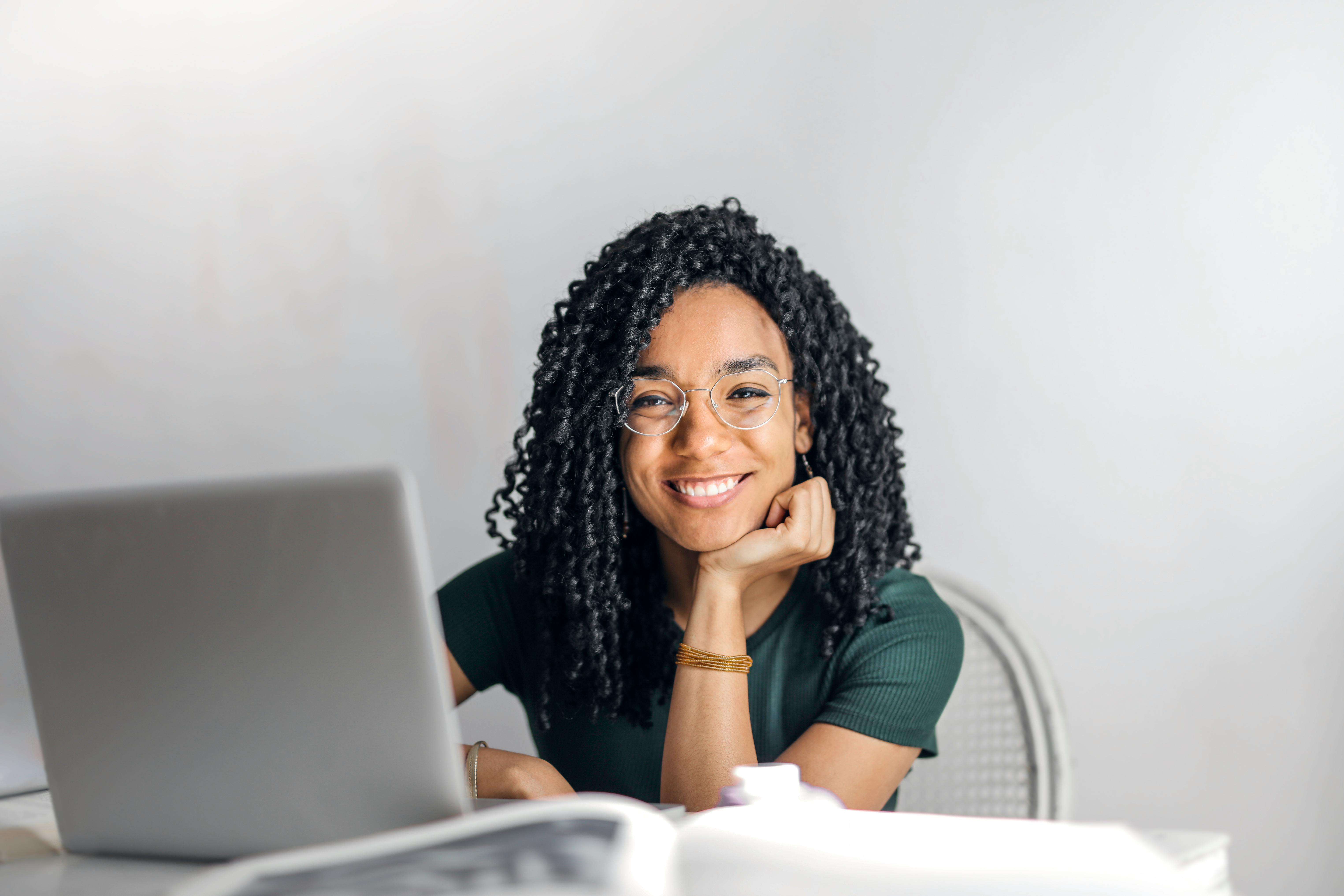 Una mujer sonriente en el trabajo | Fuente: Pexels