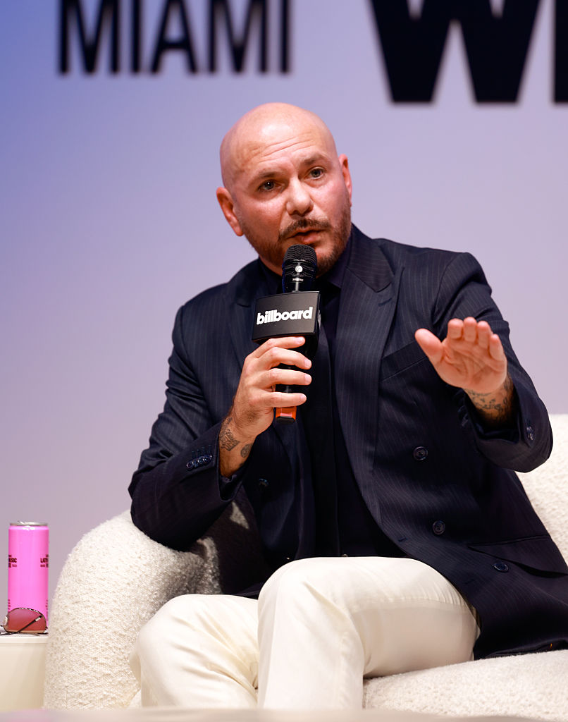 Pitbull interviene en el escenario durante la sesión "Superstar Q&A with Pitbull: Chart History Live", en el marco de la Billboard Latin Music Week 2026, celebrada en Furia Miami el 21 de octubre de 2026 en Miami Beach, Florida. | Fuente: Getty Images
