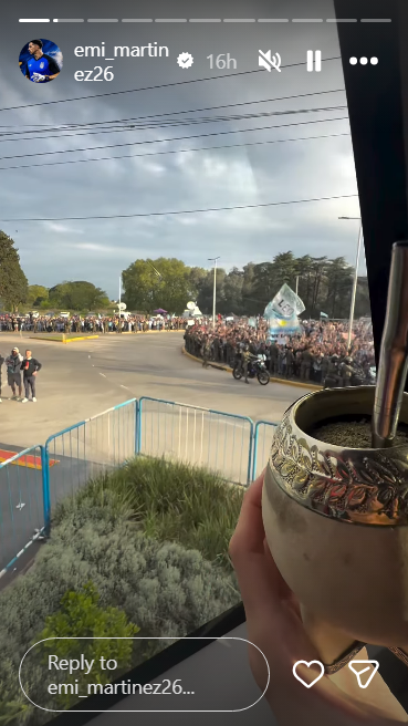 Emiliano "Dibu" Martínez compartió en sus historias de Instagram una postal tomando mate mientras observaba desde la ventana la masiva concentración de aficionados reunidos en las inmediaciones. La marea de seguidores, con banderas y bengalas, aguardaba el paso del micro de la Selección Argentina en la previa del encuentro internacional ante Benín. | Fuente: Instagram/emi_martinez26