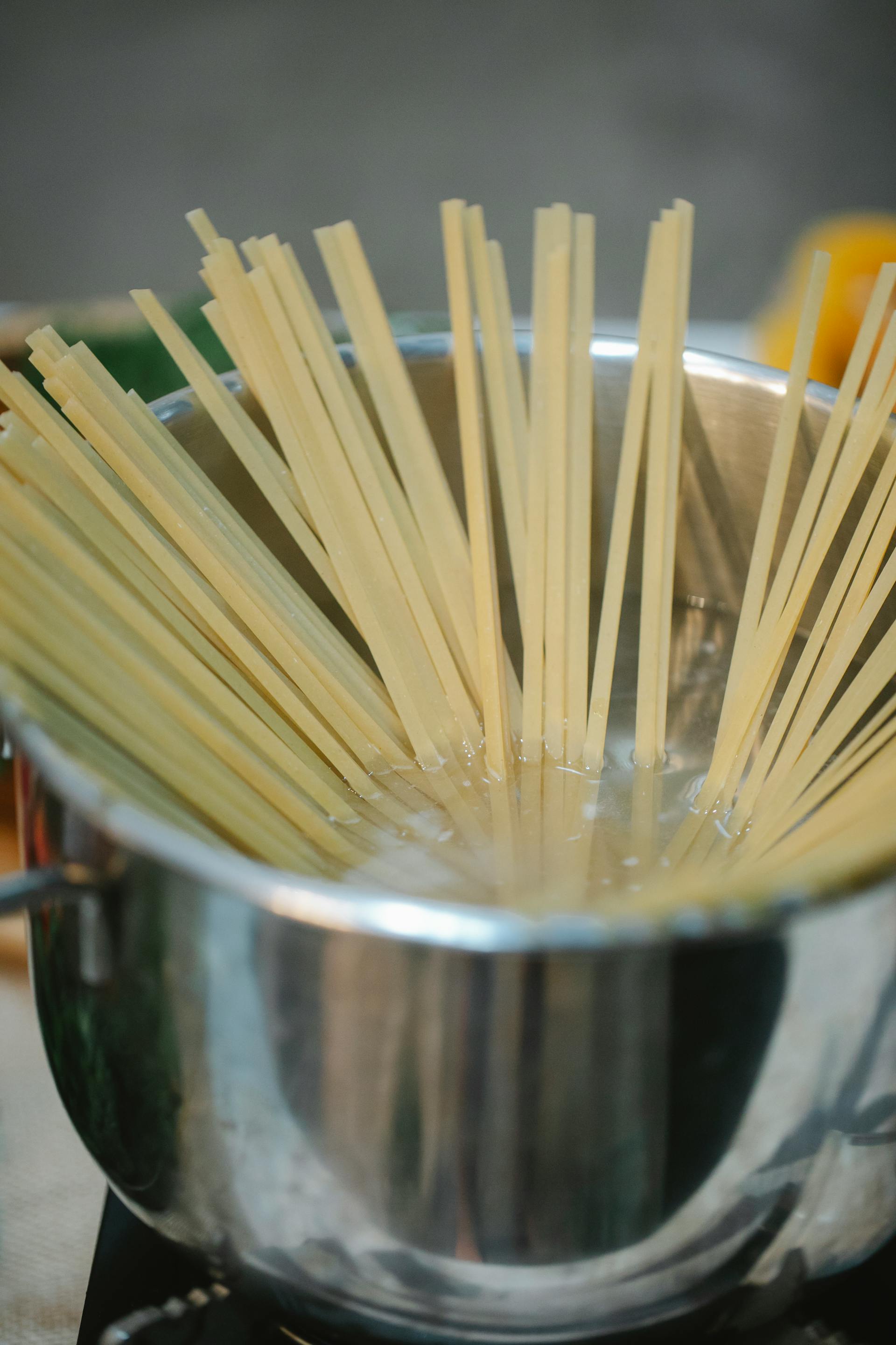 Pasta cocinándose en un fogón | Fuente: Pexels