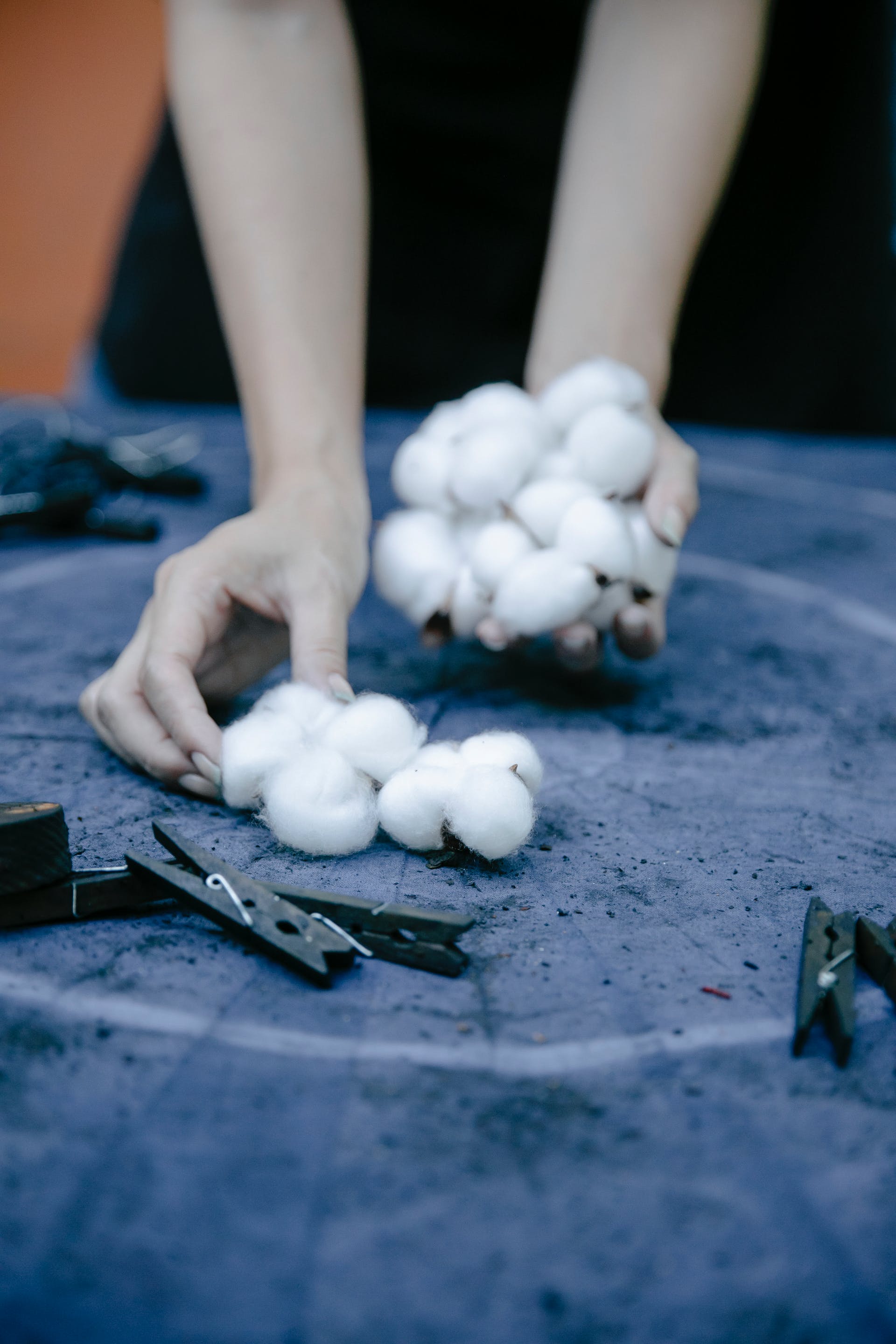 Una persona sosteniendo bolas de algodón | Fuente: Pexels