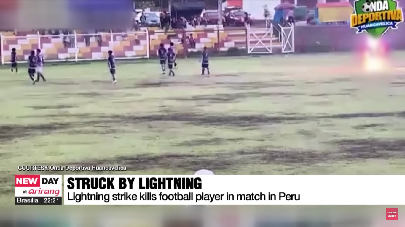 Futbolistas en el estadio Coto Coto, en la ciudad de Chilca, Perú | Fuente: youtube.com/Arirang News