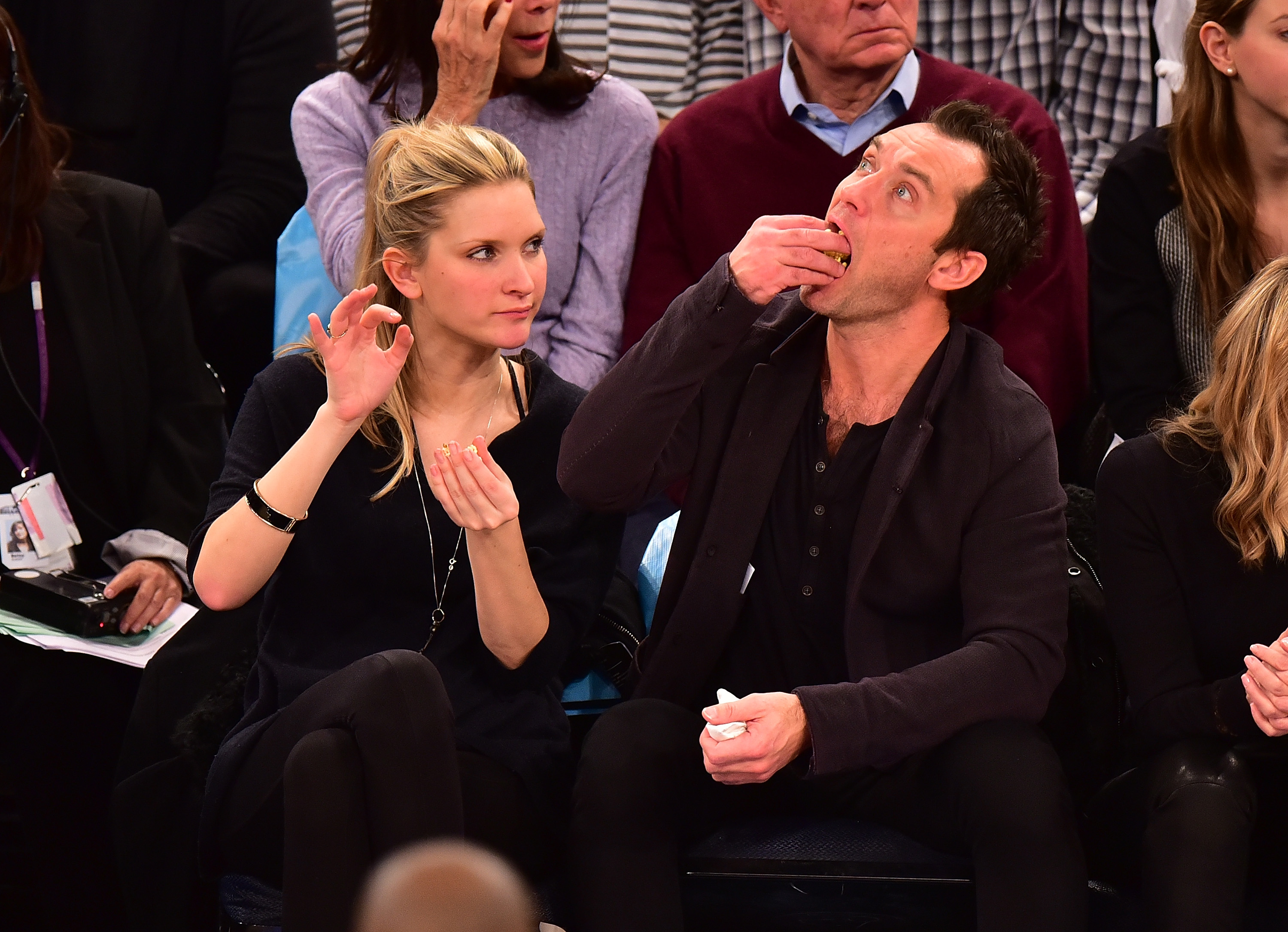 Phillipa Coan y Jude Law fotografiados en el Madison Square Garden el 26 de febrero de 2016 | Fuente: Getty Images