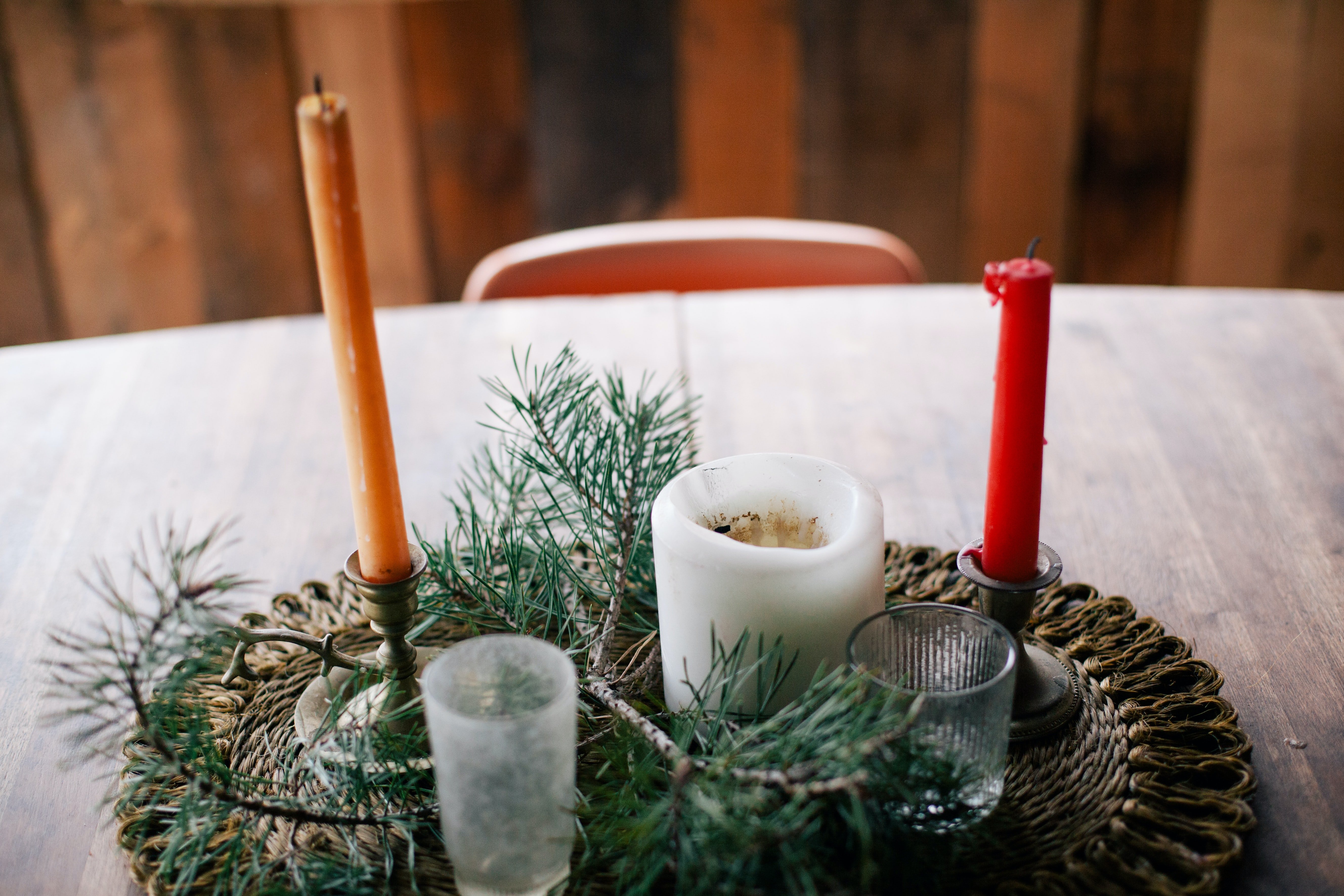 Adorno con velas y pino fresco. | Foto: Unplash