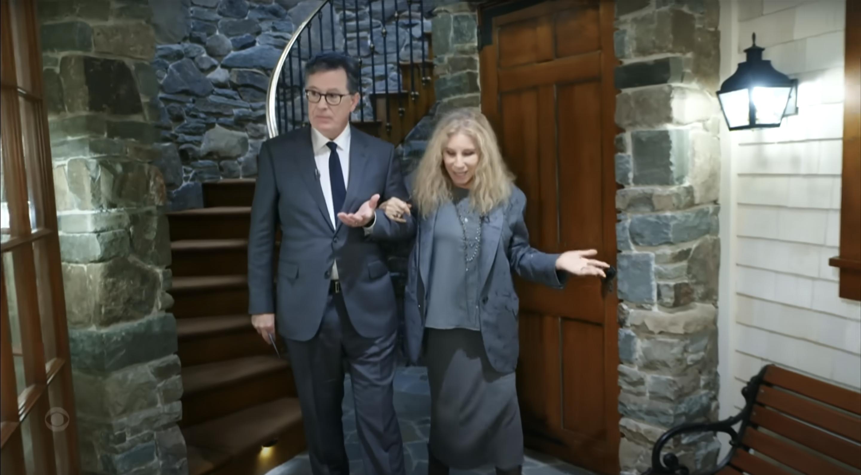 Barbra Streisand enseñando su casa a Stephen Colbert, publicado el 14 de noviembre de 2023 | Fuente: YouTube/The Late Show with Stephen Colbert