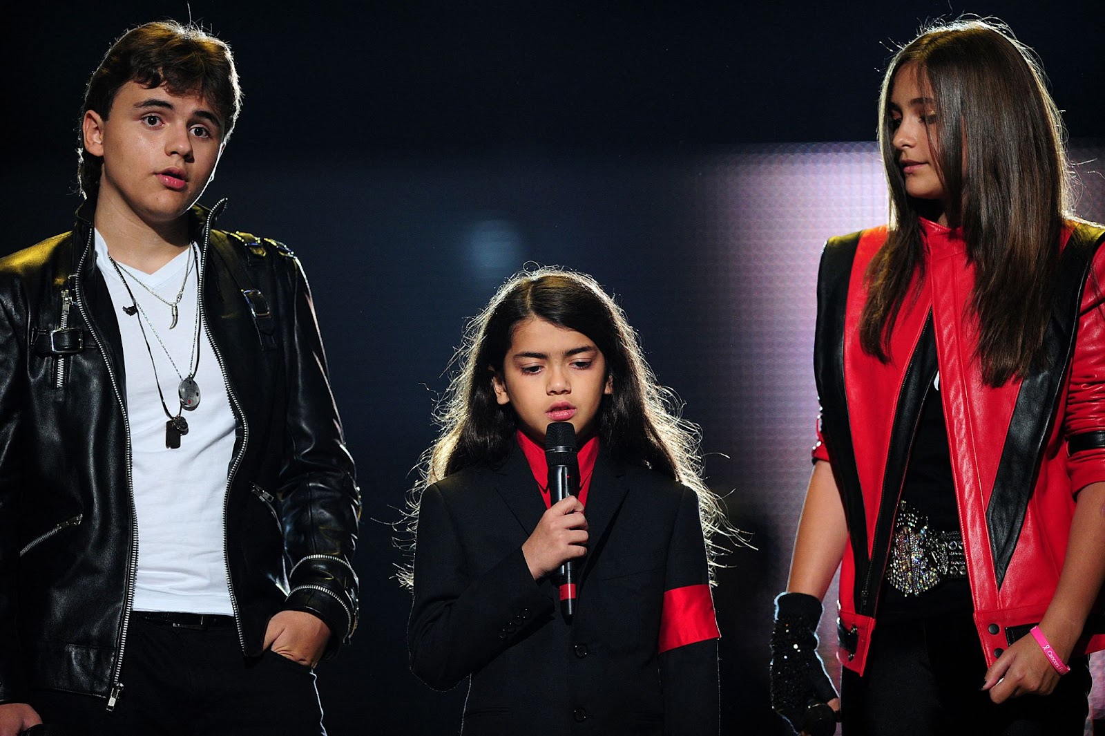 Prince, Blanket y Paris Jackson hablan en el escenario durante el concierto "Michael Forever" en Cardiff, Gales, 8 de octubre de 2011 | Foto: Getty Images