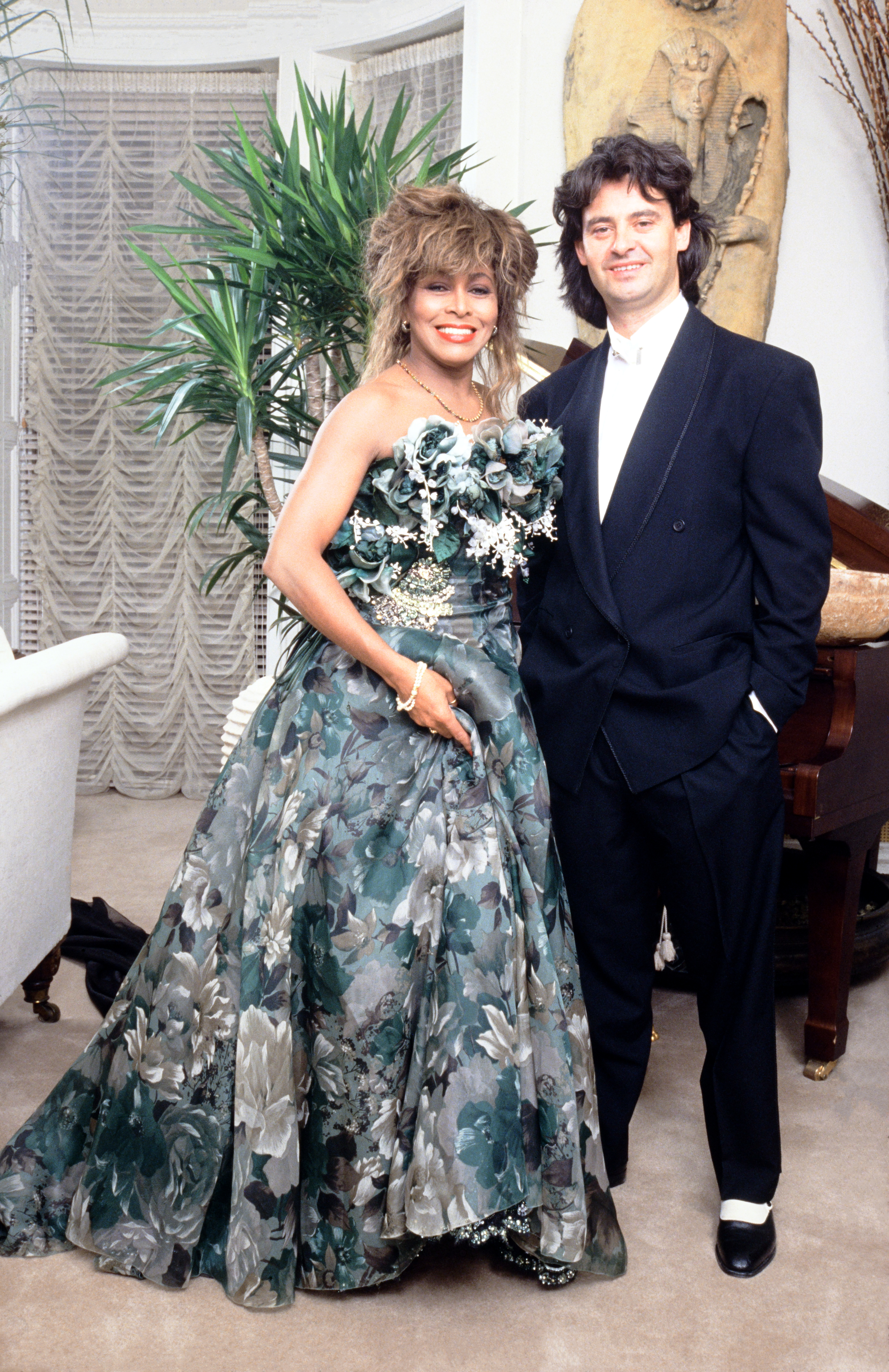 Tina Turner fotografiada con Erwin Bach durante su cumpleaños número 50, el 1 de noviembre de 1989 en Londres. | Foto: Getty Images