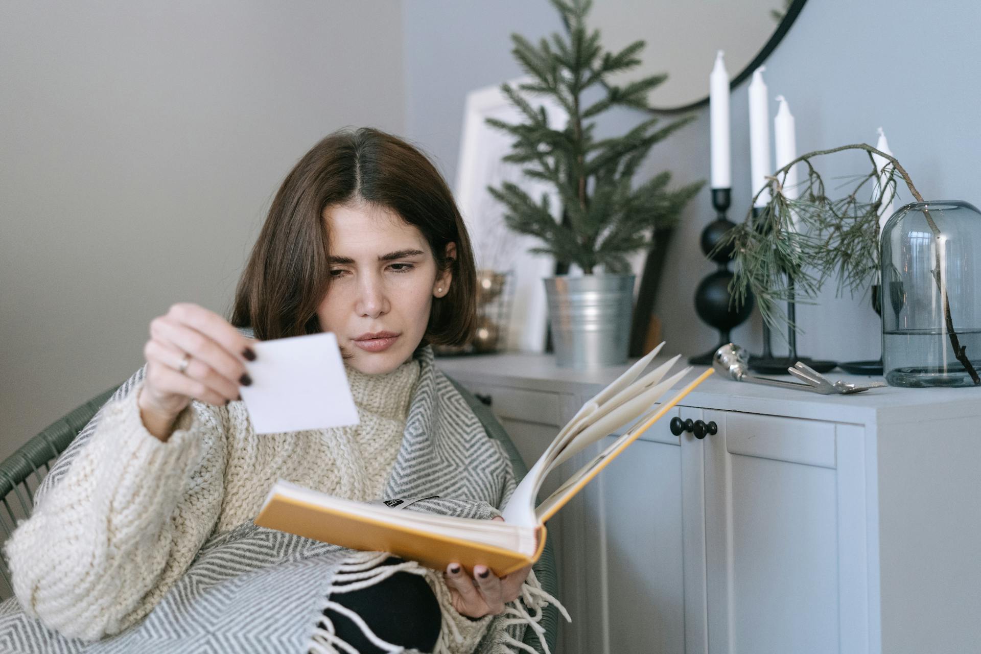 Una mujer frunce el ceño ante una nota | Fuente: Pexels