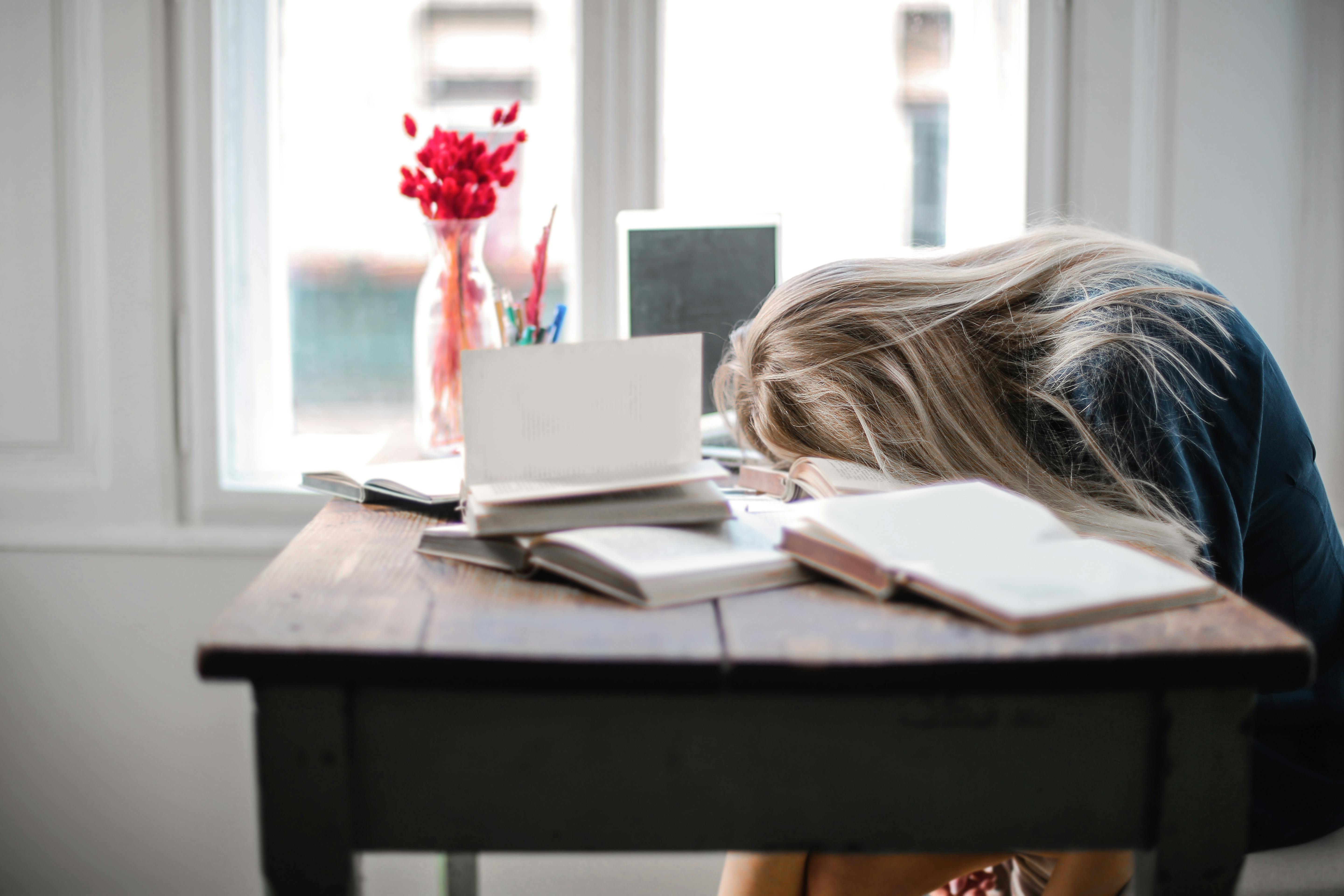 Una mujer cansada en el trabajo | Fuente: Pexels