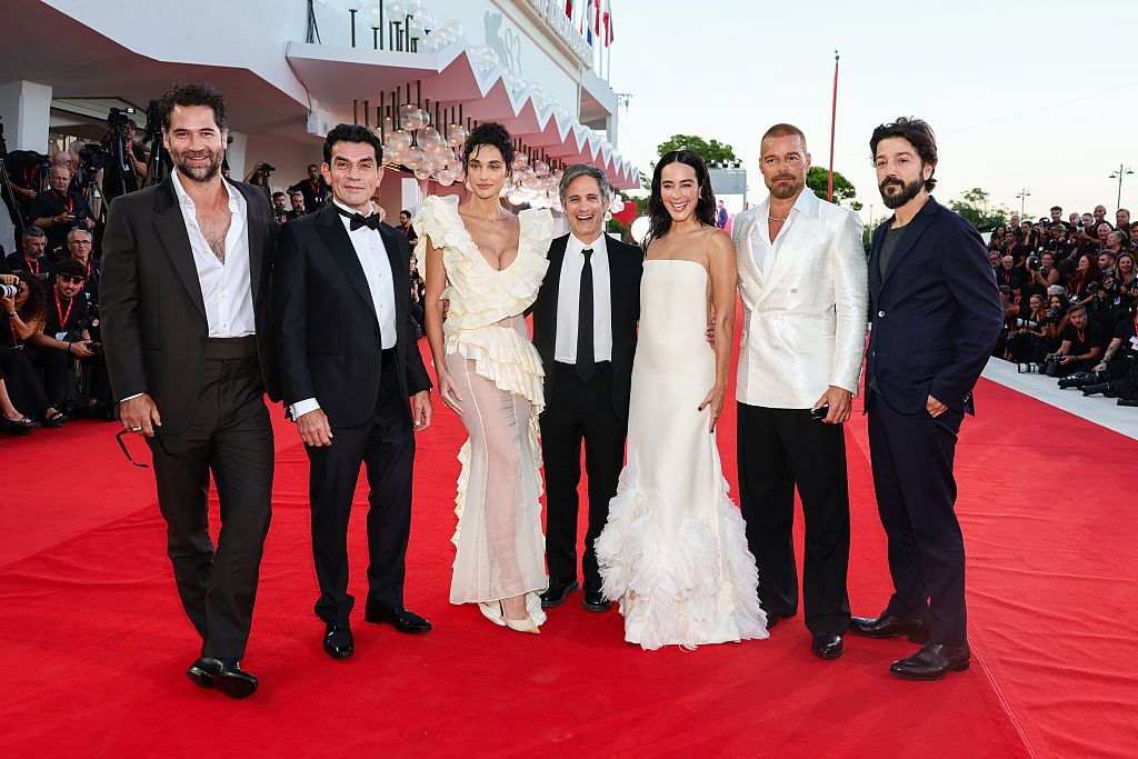 Manuel García-Rulfo, Jorge Salinas, Débora Nascimento, Gael García Bernal, Esmeralda Pimentel, Ricky Martin y Diego Luna asisten a la proyección de "Hombre Al Agua" durante el 83º Festival Internacional de Cine de Venecia en la Sala Grande el 6 de septiembre de 2026 en Venecia, Italia. | Fuente: Getty Images