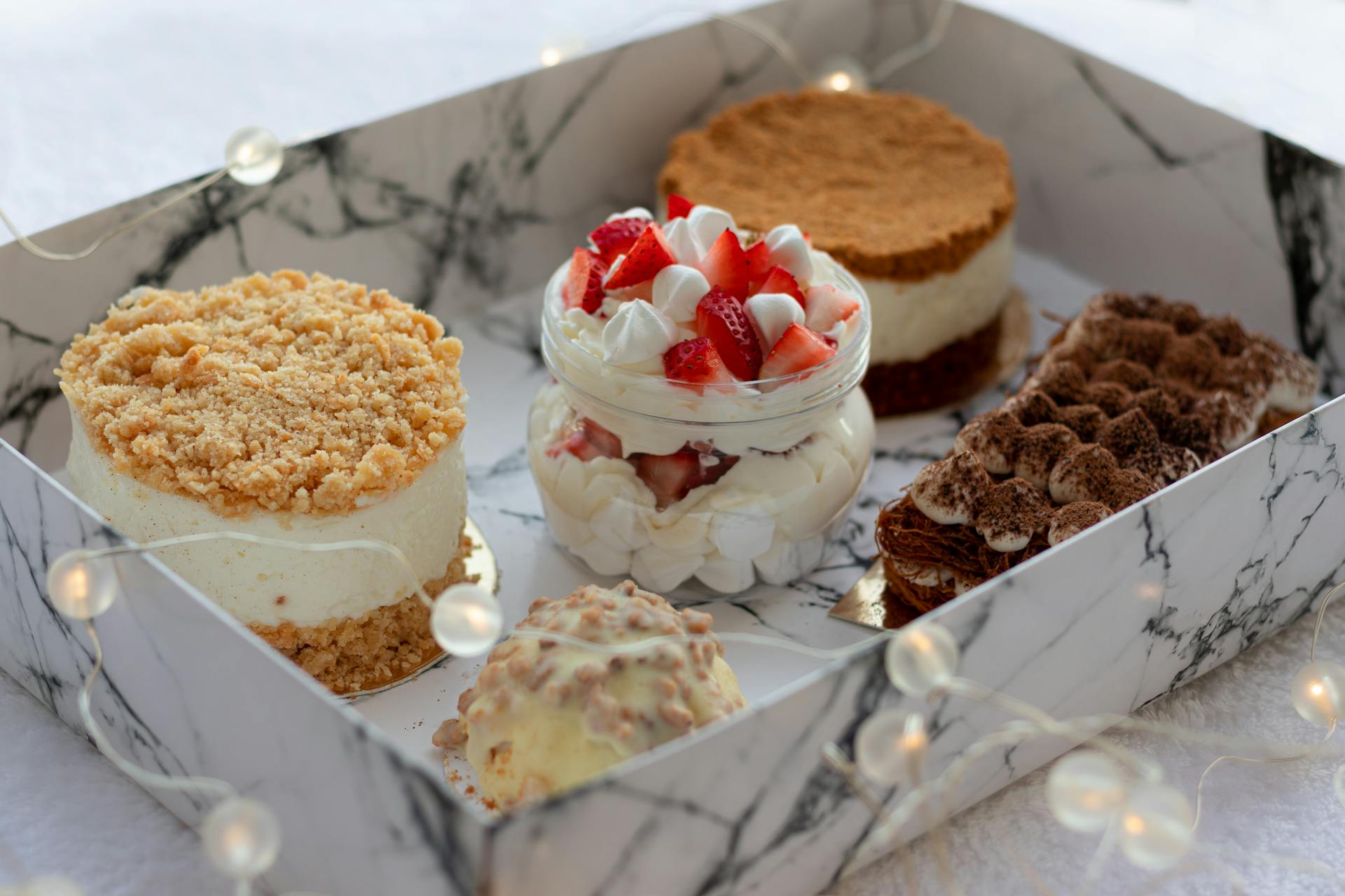 Un conjunto de deliciosos postres servidos en una caja | Fuente: Pexels
