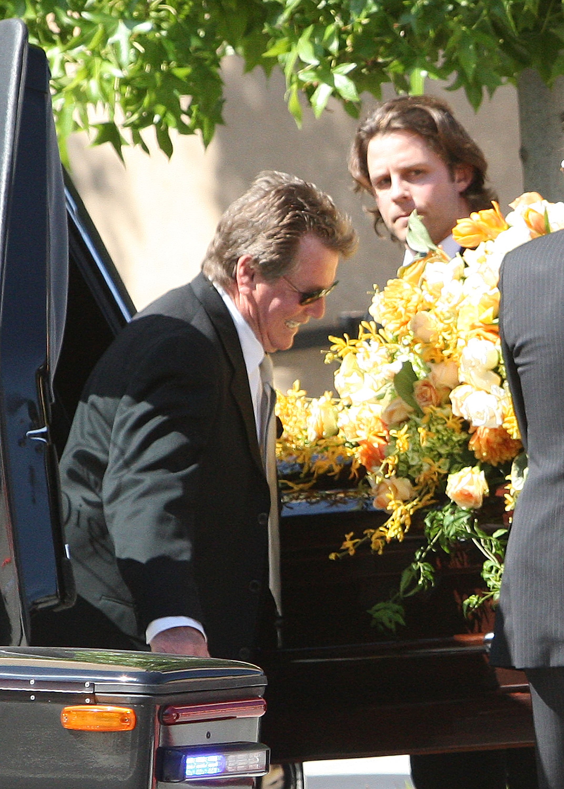 Ryan O'Neal asiste al funeral de Farrah Fawcett en la Catedral de Nuestra Señora de los Ángeles, el 30 de junio de 2009 en Los Ángeles, California | Foto: Getty Images