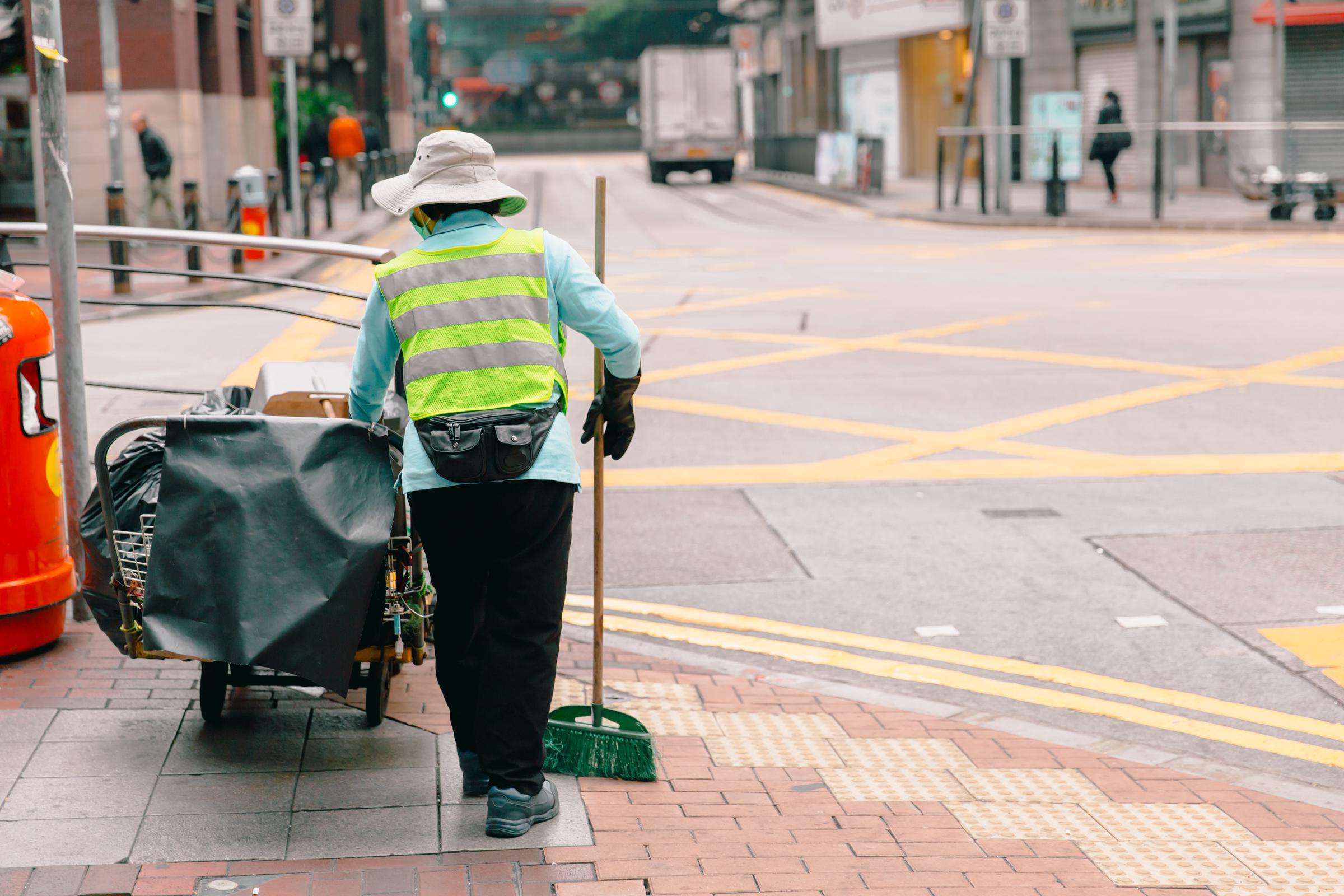 Una mujer limpiando las calles | Fuente: Shutterstock