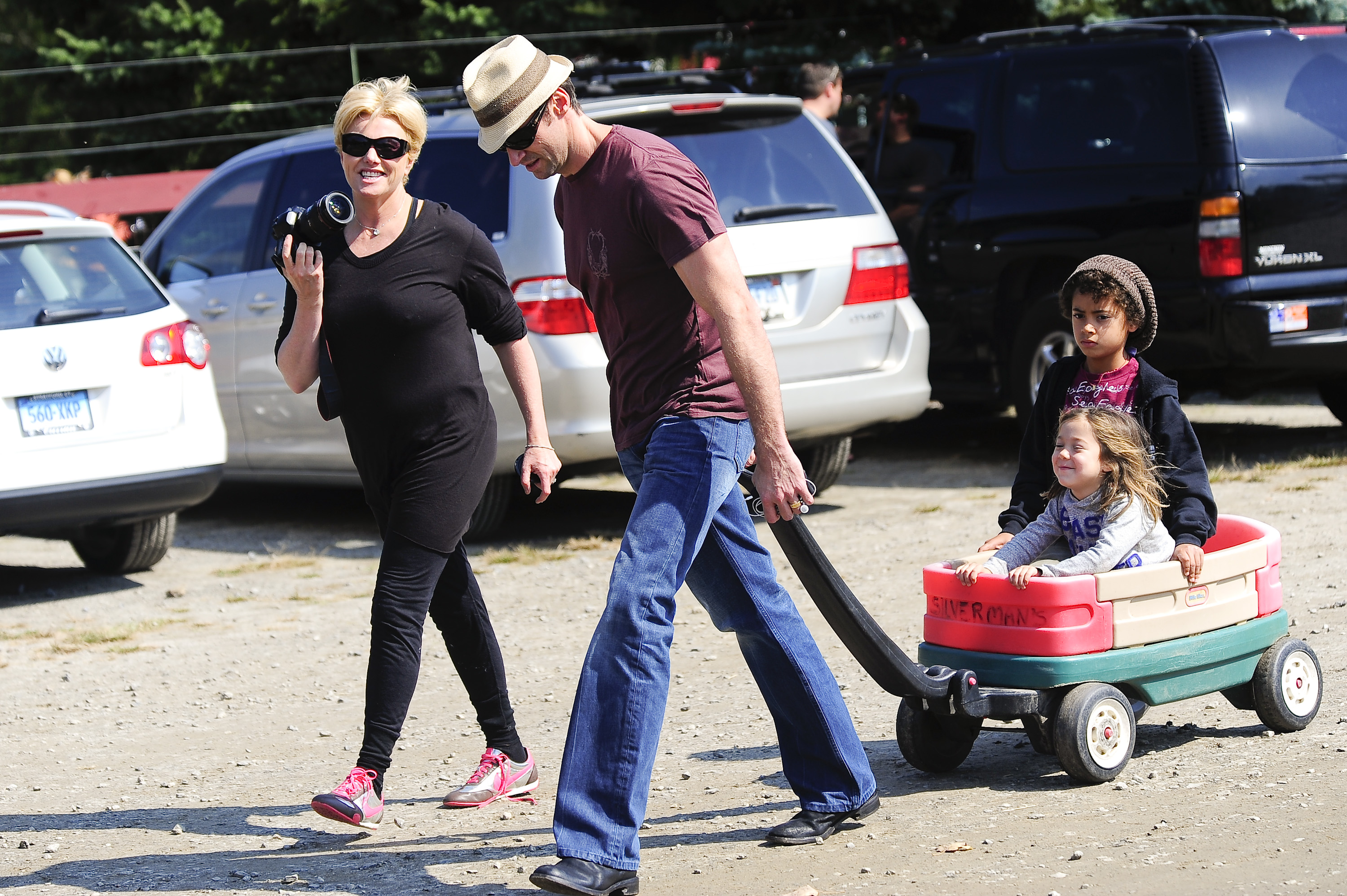 Deborra-Lee Furness, Hugh Jackman y sus hijos Ava y Oscar visitan la Granja Silverman en Easton, Connecticut, el 28 de septiembre de 2009 | Fuente: Getty Images