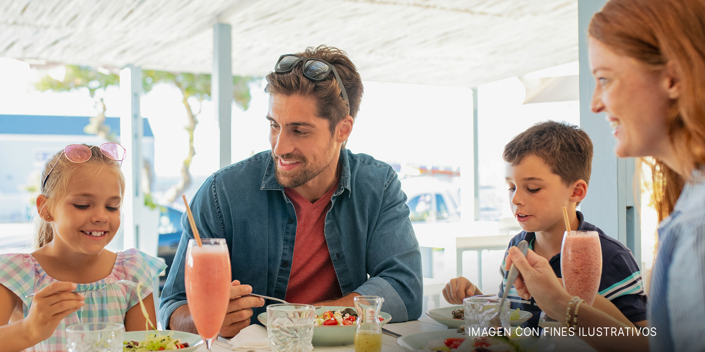 Familia en un restaurante | Foto: Shutterstock