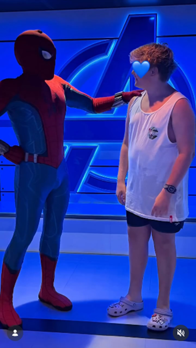 Noah, hijo mayor de Luisana Lopilato y Michael Bublé, junto a una persona vestida de Spider Man | Fuente: Instagram/luisanalopilato