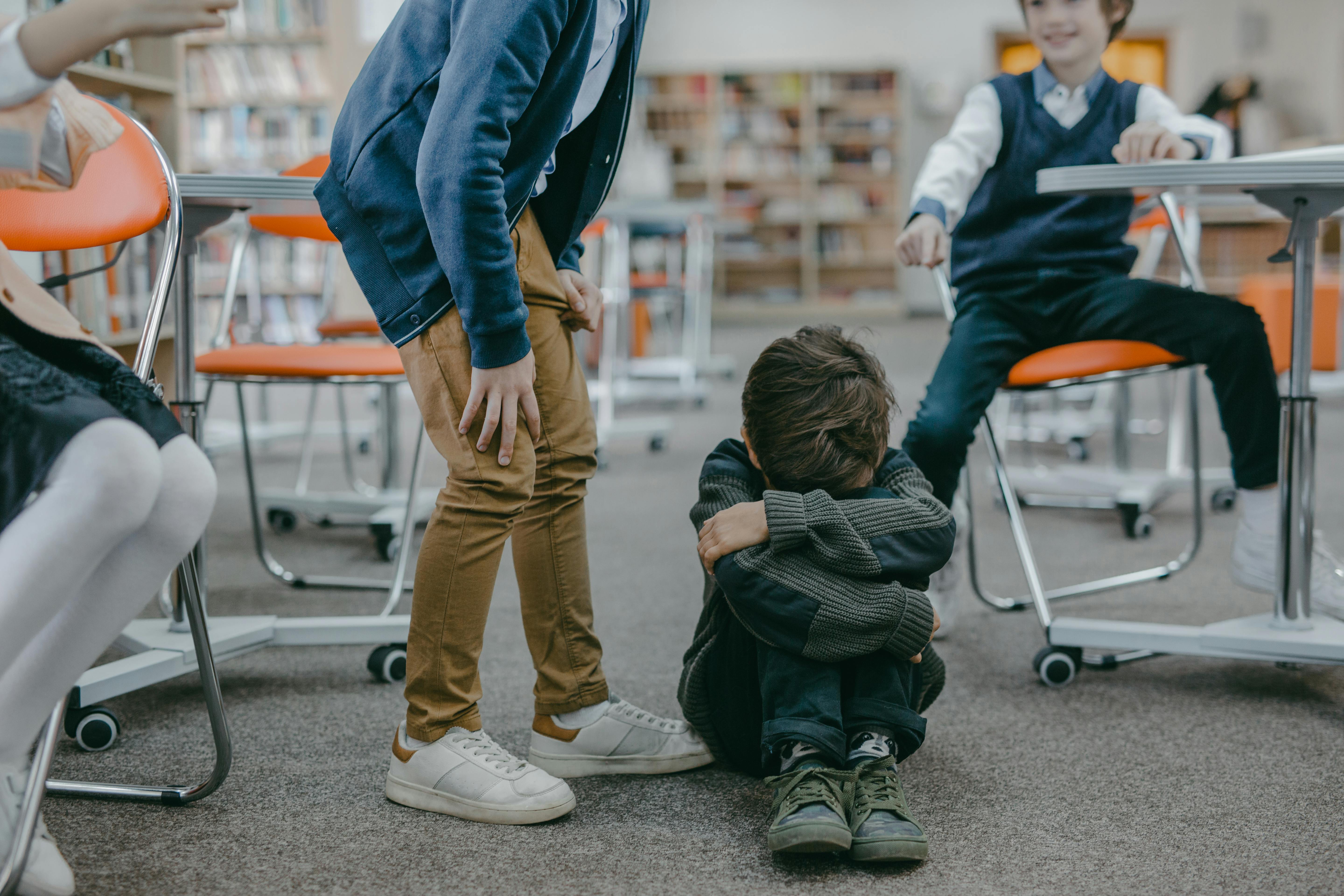 Un niño acosando a otro en la escuela | Fuente: Pexels