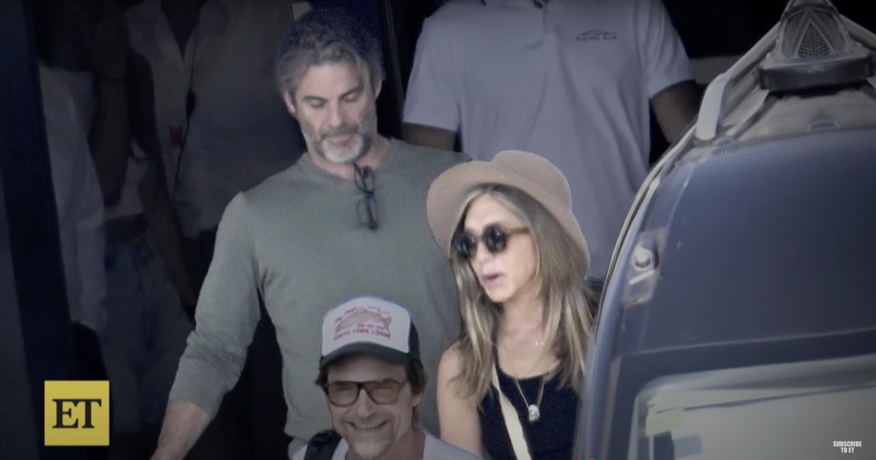 Aniston fue vista de vacaciones en Europa con su novio Jim Curtis el 10 de julio de 2025. Llevaba un top negro sin mangas, sombrero de ala ancha y gafas de sol oscuras mientras salía junto a él. | Fuente: Entertainment Tonight