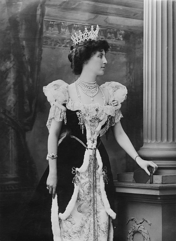 Winifred Anna Dallas-Yorke, duquesa de Portland, con la túnica que usó para la coronación del rey Edward VII, en 1902. | Foto: Getty Images