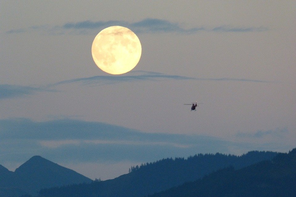 Vista de Superluna sobre montañas. | Imagen: Pixabay
