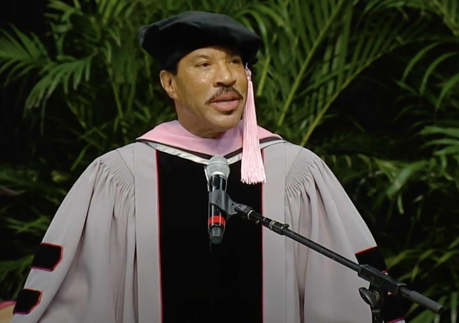 Lionel Richie se dirige a la promoción de 2017 en la graduación de Berklee, de un vídeo de YouTube fechado el 2 de junio de 2017 | Fuente: Youtube/@Berklee