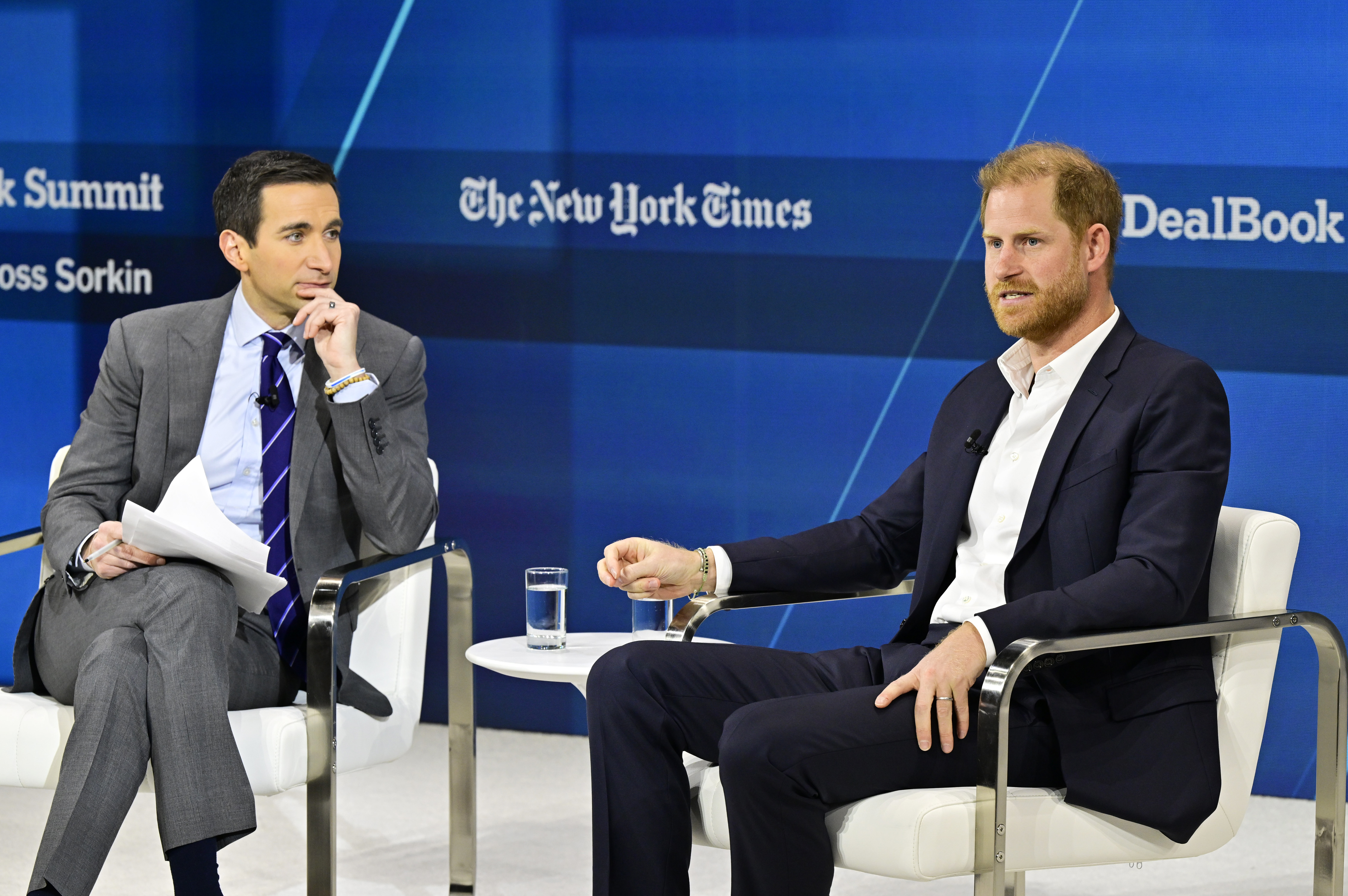 Andrew Ross Sorkin y el Príncipe Harry durante la Cumbre del New York Times Dealbook 2024 el 4 de diciembre de 2024, en Nueva York. | Fuente: Getty Images