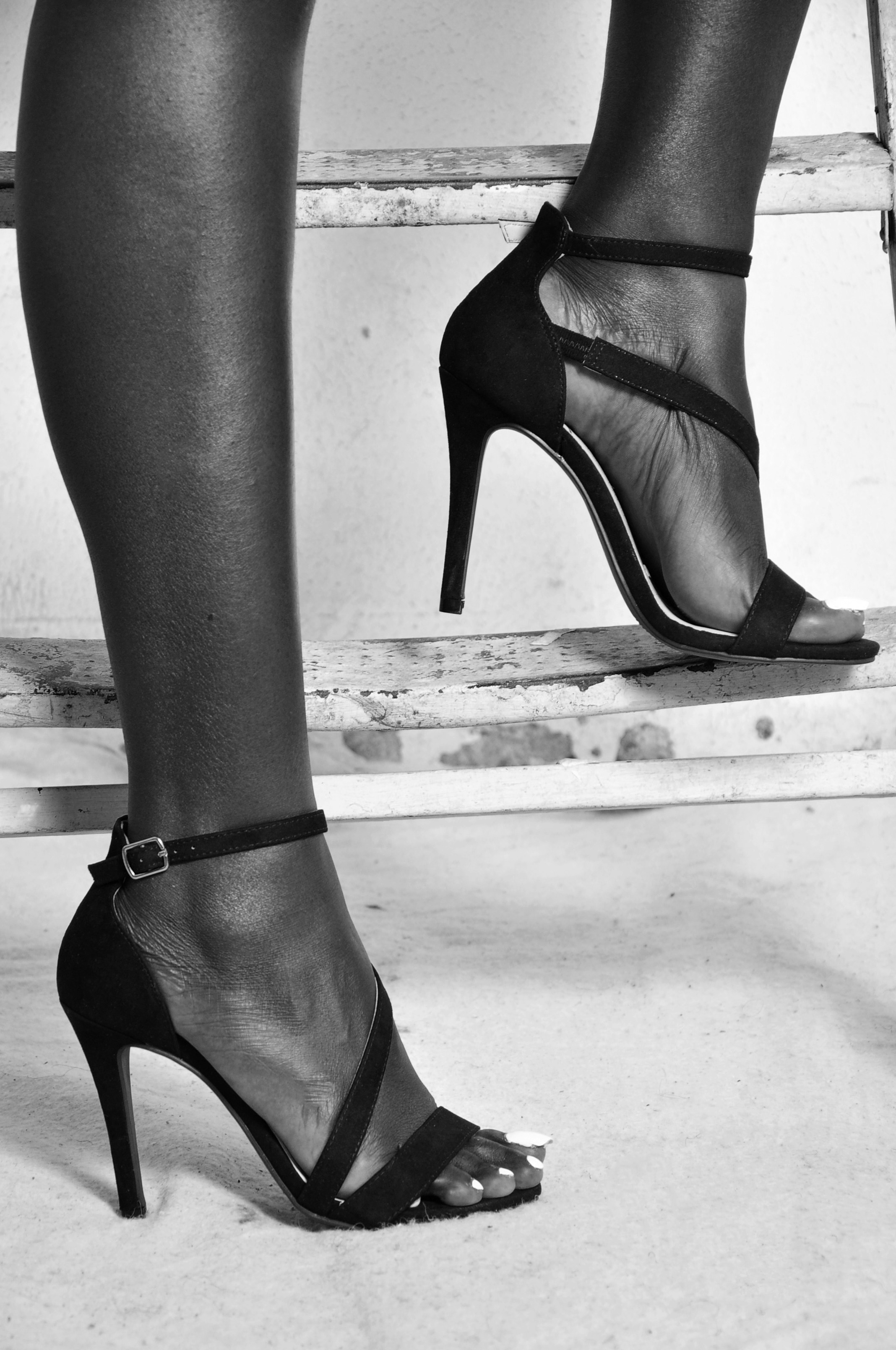 Una persona con tacones y de pie en las escaleras | Fuente: Unsplash