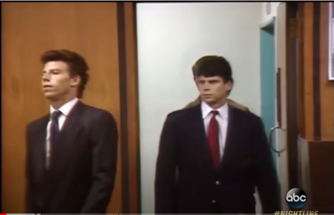 Foto de los hermanos Menendez con trajes negros entrando en el tribunal tomada de un vídeo publicado el 6 de enero de 2017 | Fuente: YouTube/@ABCNews