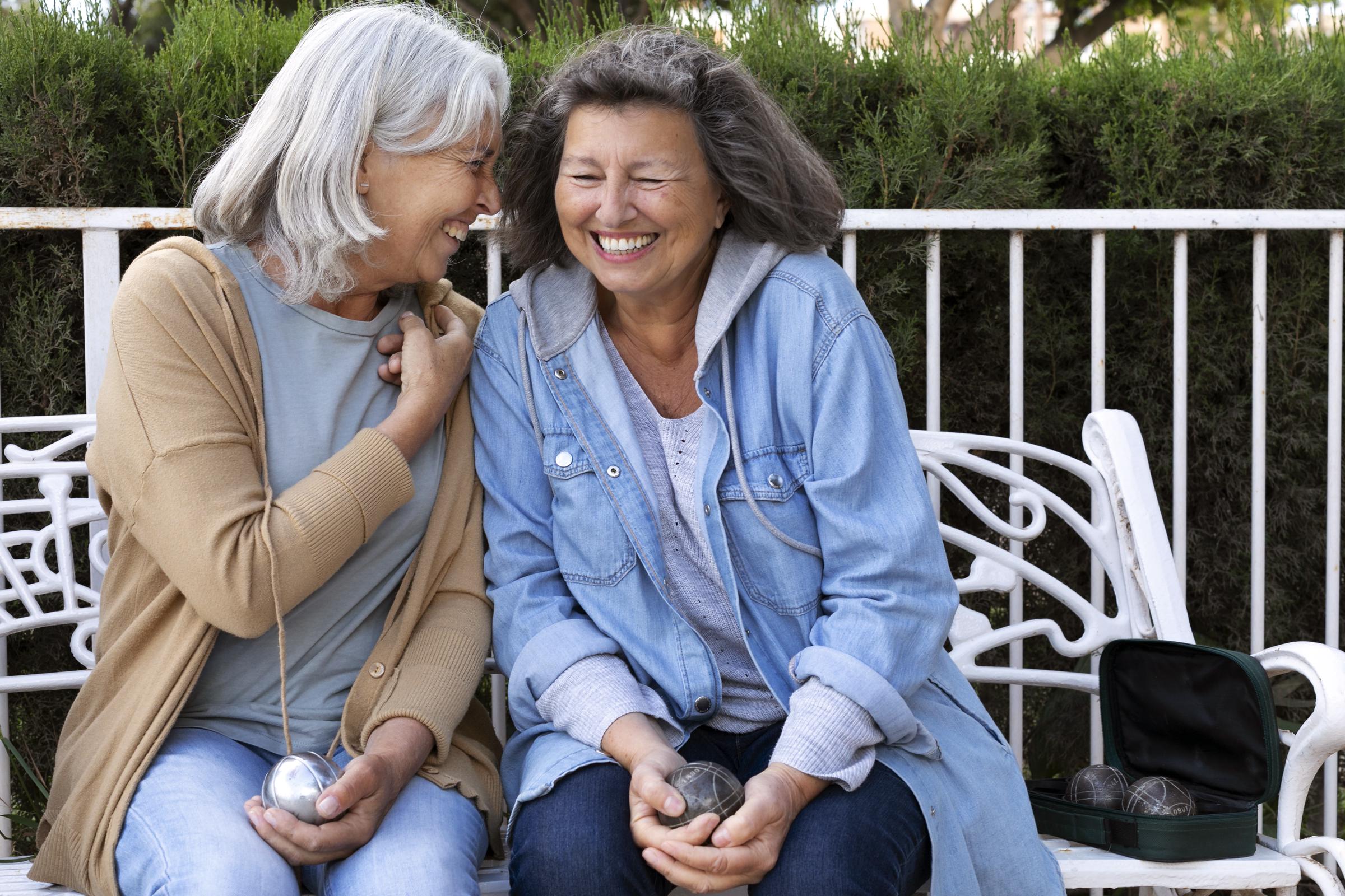 Amigas disfrutando de su mutua compañía | Fuente: Freepik