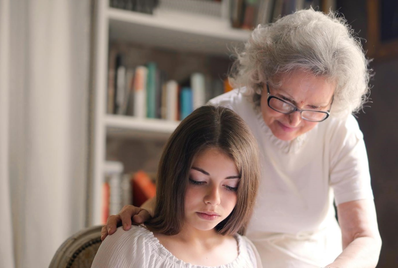 Una mujer mayor consolando a su angustiada nieta | Fuente: Pexels