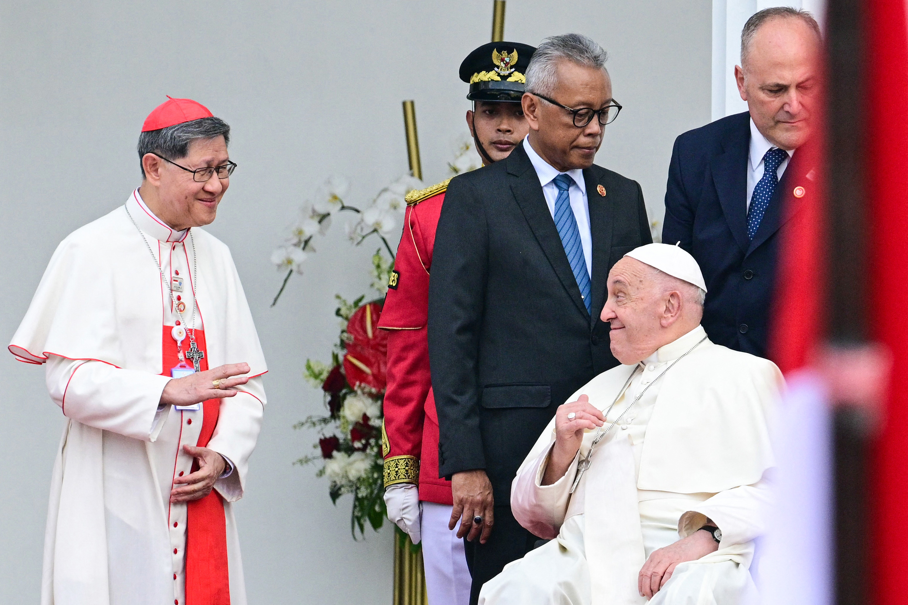 El Papa Francisco saluda al Cardenal Luis Antonio Tagle durante una ceremonia de bienvenida el 4 de septiembre de 2024, en el Palacio Presidencial de Yakarta. | Fuente: Getty Images