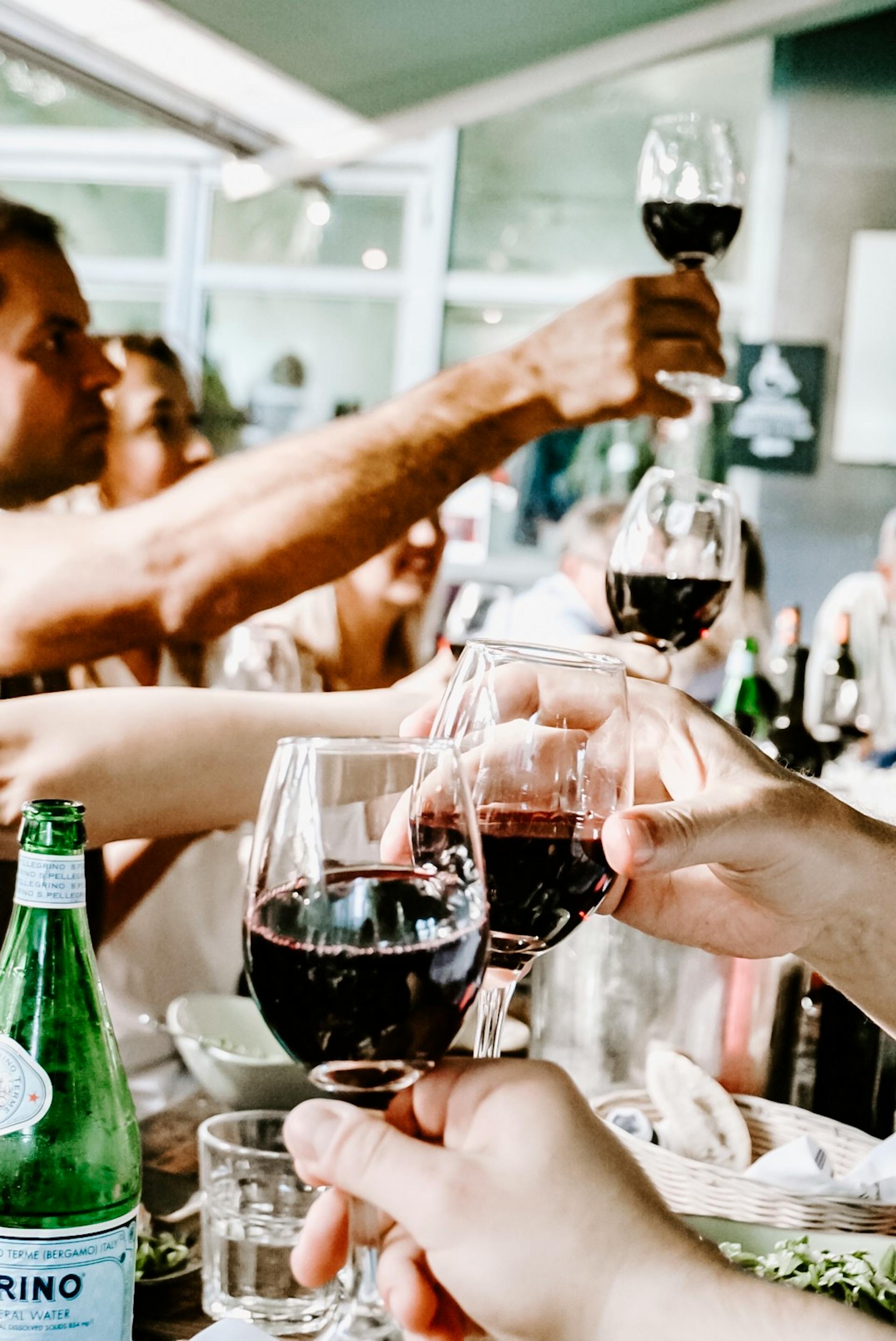 Gente brindando con vino | Fuente: Pexels