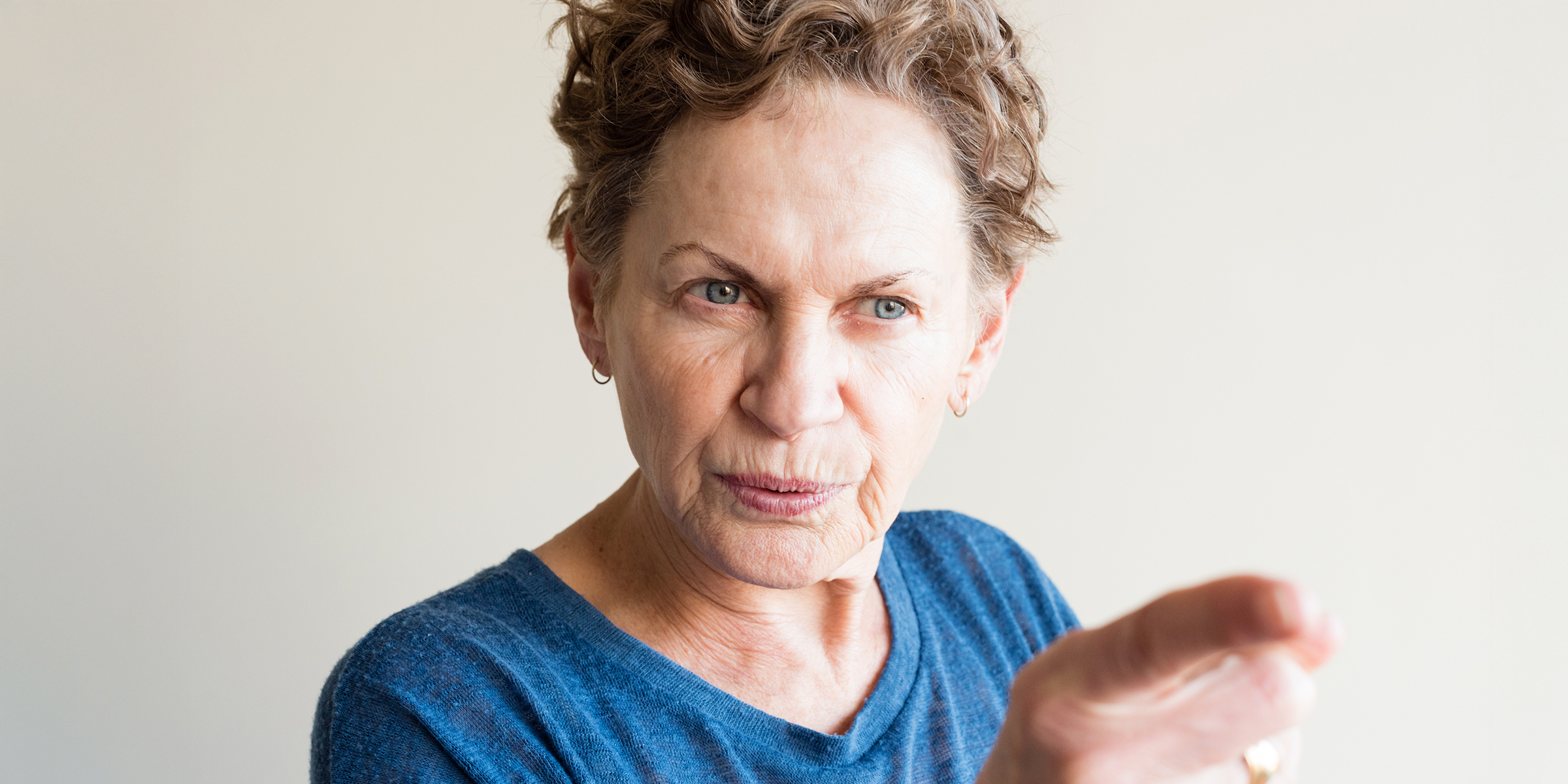 Una anciana señalando con el dedo | Fuente: Shutterstock