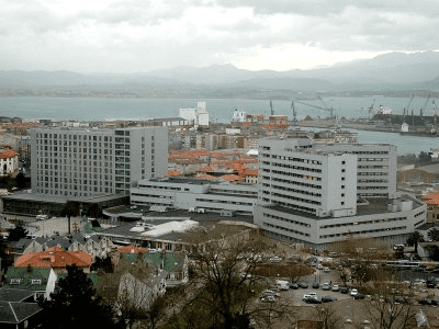 Vista panorámica del Hospital Universitario Marqués de Valdecilla en Cantabria, España. | Foto: Wikipedia