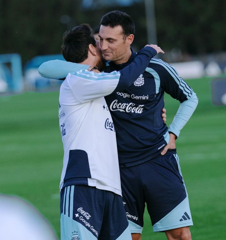 Lionel Messi saludando a sus compañeros en el predio de la AFA durante la tarde del domingo 4 de octubre | Fuente: Instagram/afaseleccion