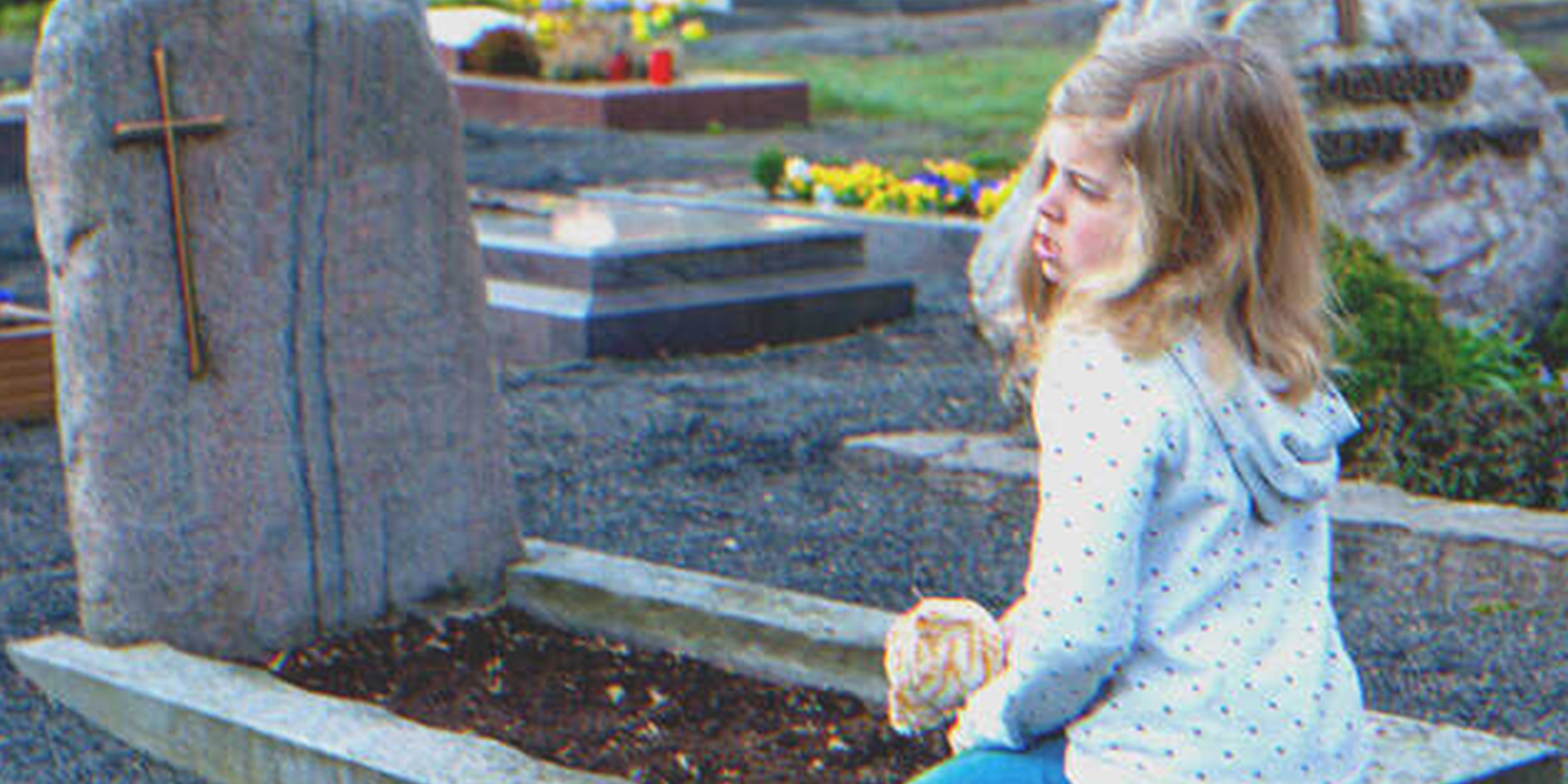 Una niña en una tumba | Foto: Shutterstock