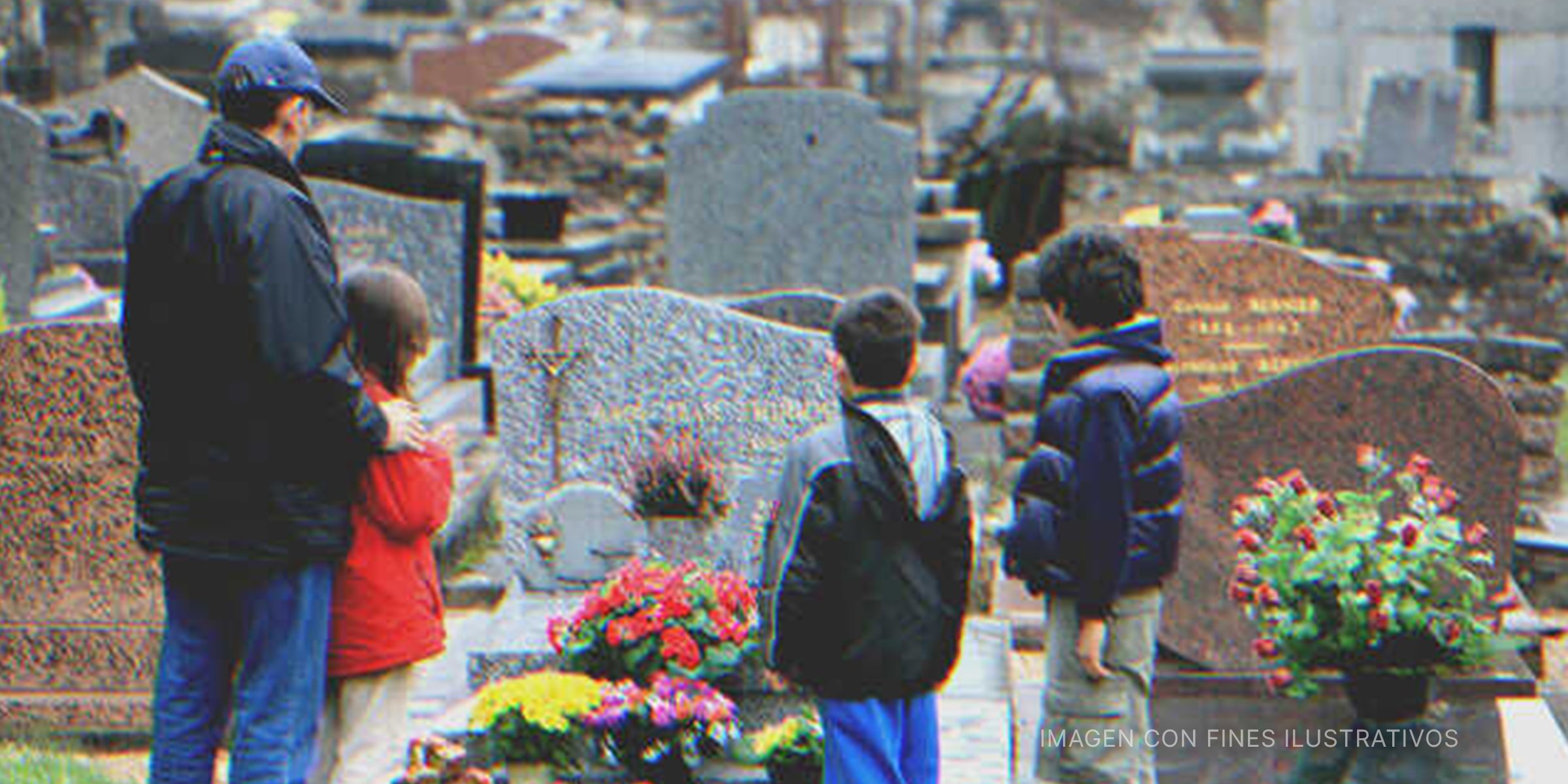 Un hombre junto a cuatro niños en un cementerio. | Foto: Getty Images