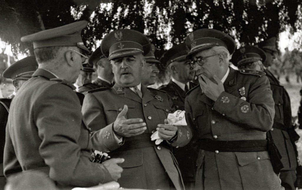 Francisco Franco junto a autoridades militares en unas maniobras | Imagen: Wikipedia