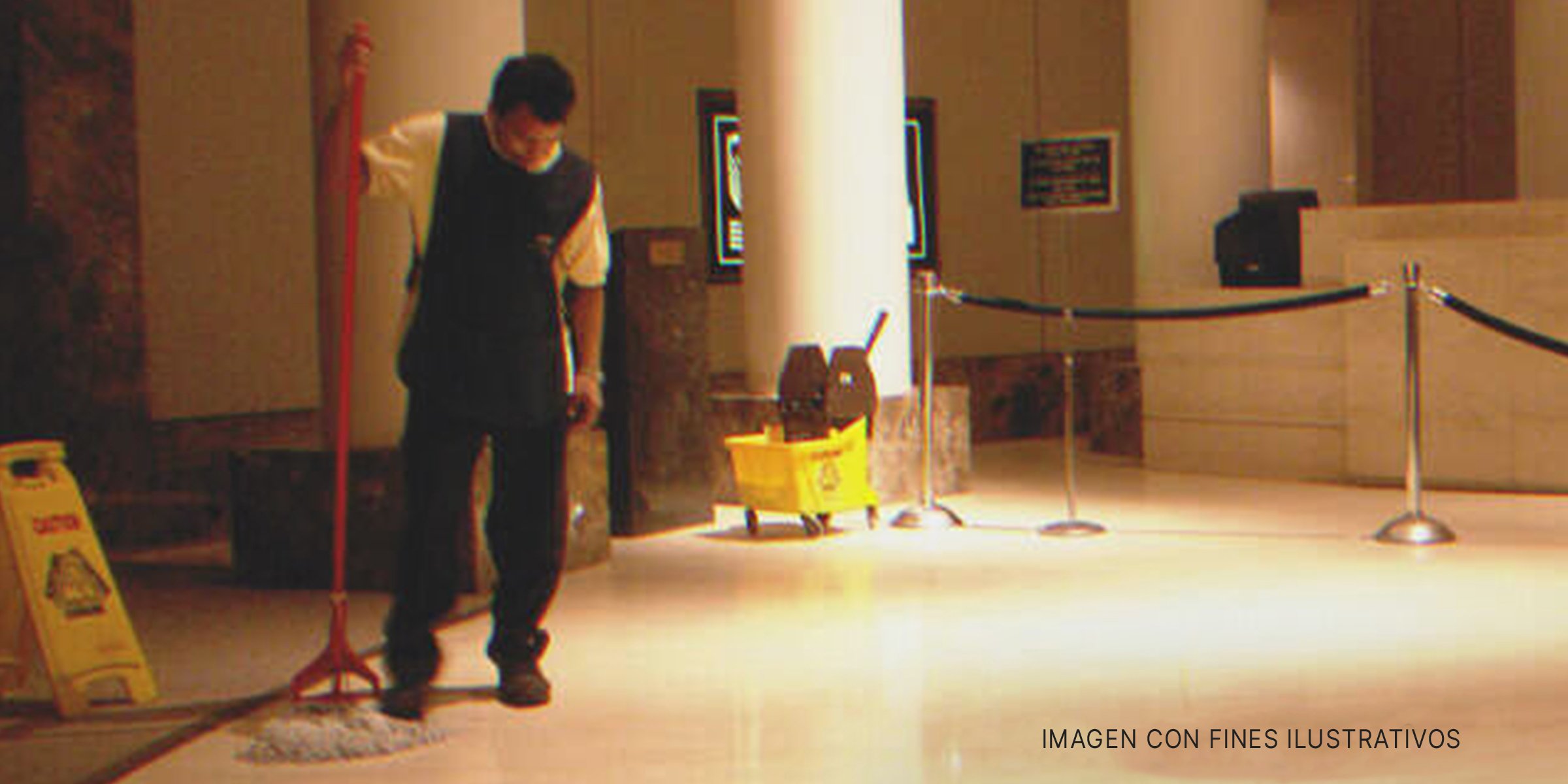 Un conserje limpiando el piso. | Source: flickr.com/Daquella manera (Public Domain)