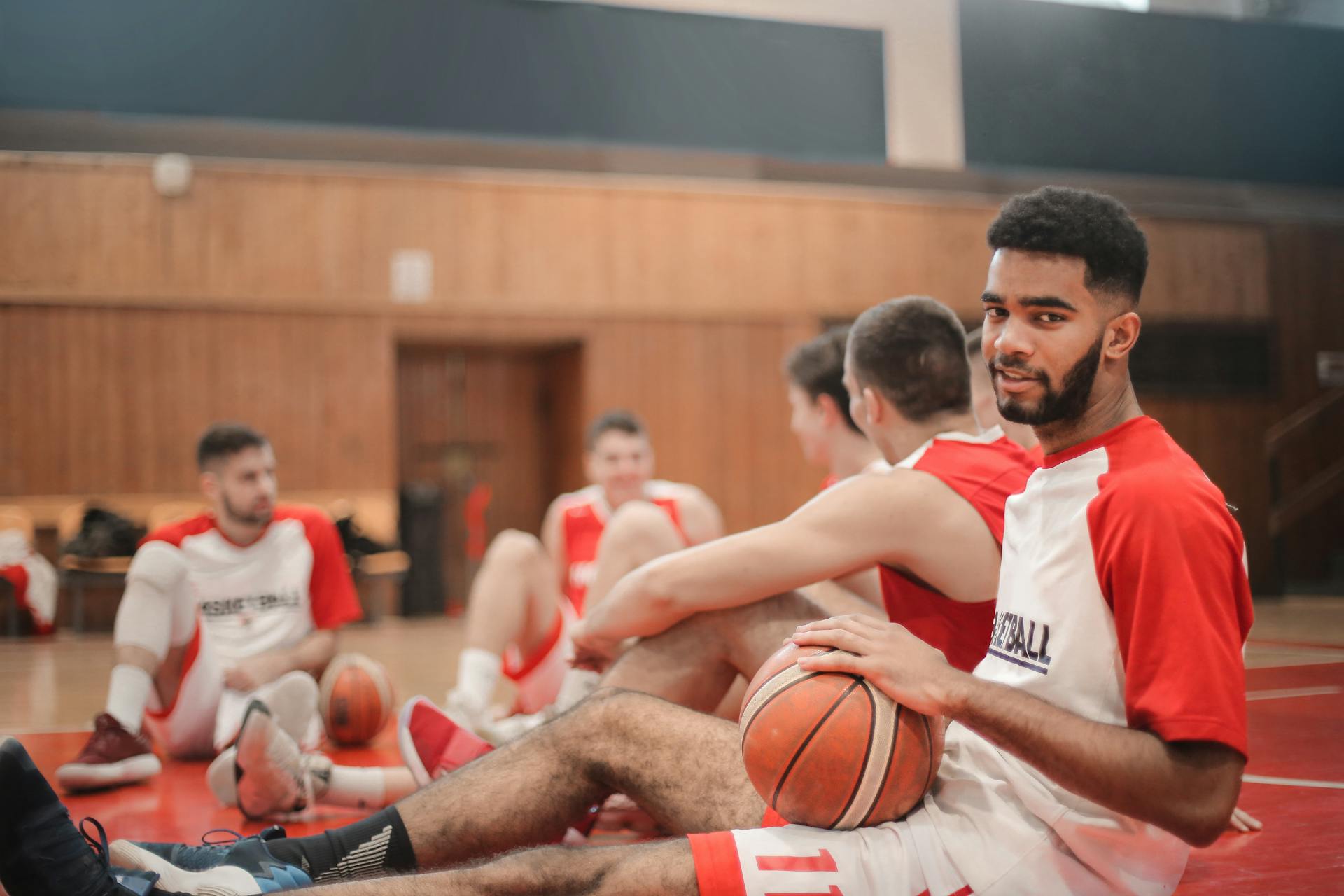 Un grupo de jugadores de baloncesto | Fuente: Pexels