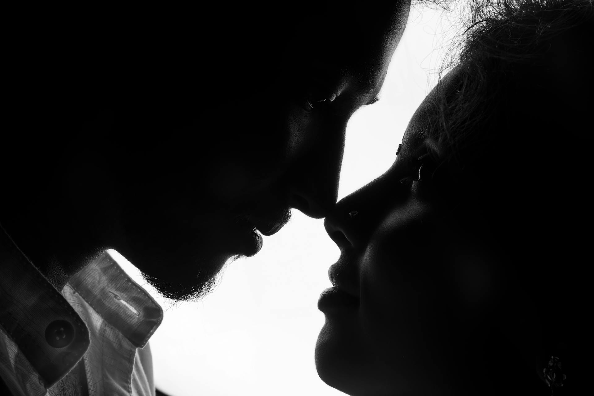 Una pareja mirándose a los ojos | Fuente: Pexels