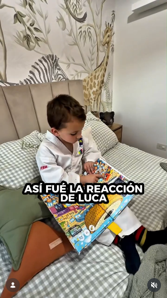 Luca Cubero viendo cómo quedó su nuevo dormitorio | Fuente: Instagram/micaviciconte