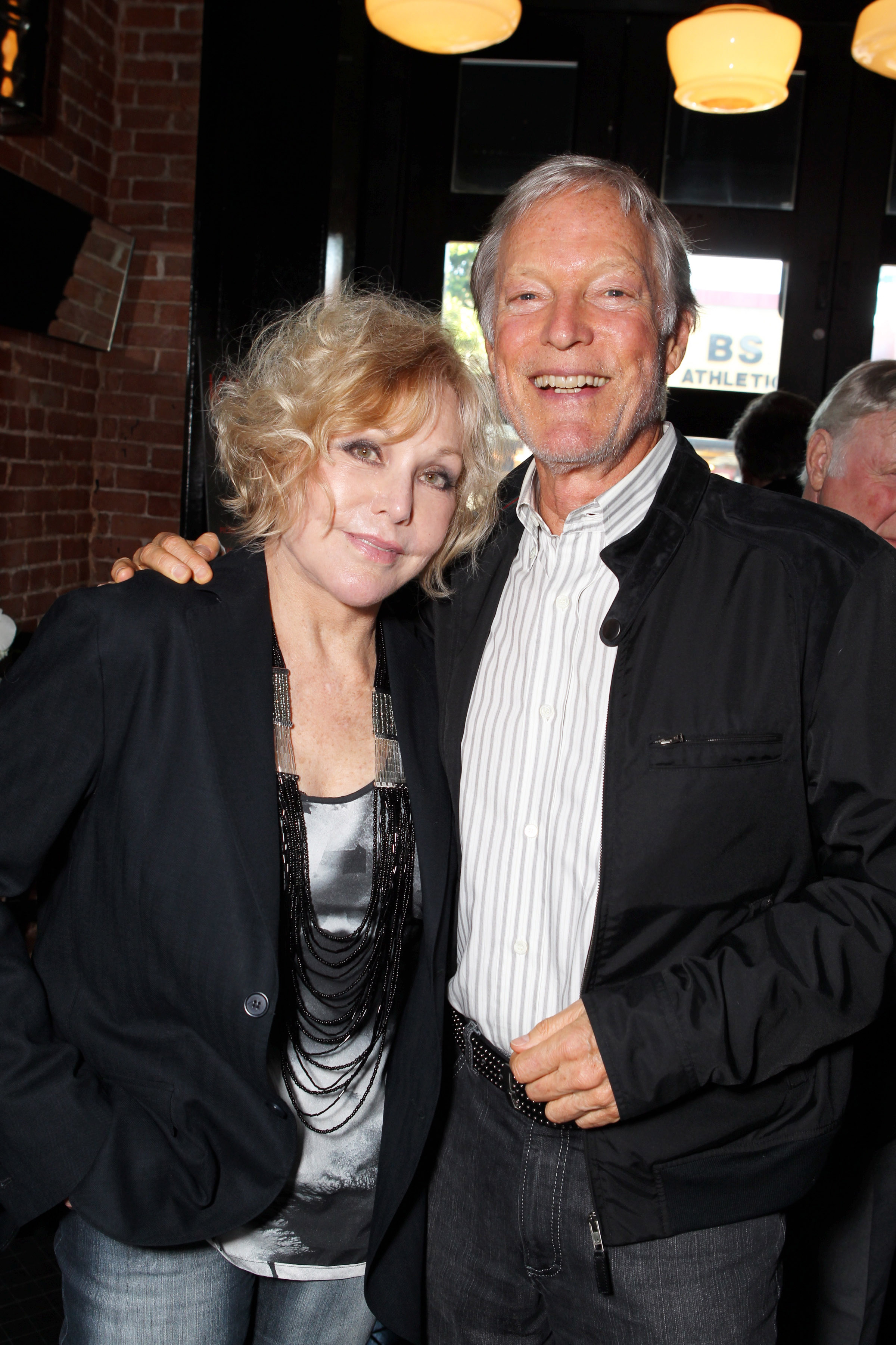 Kim Novak posa junto a Richard Chamberlain en un homenaje a su carrera organizado por Sony Pictures Home Entertainment y Los Angeles Magazine en Hollywood el 30 de julio de 2010. | Fuente: Getty Images