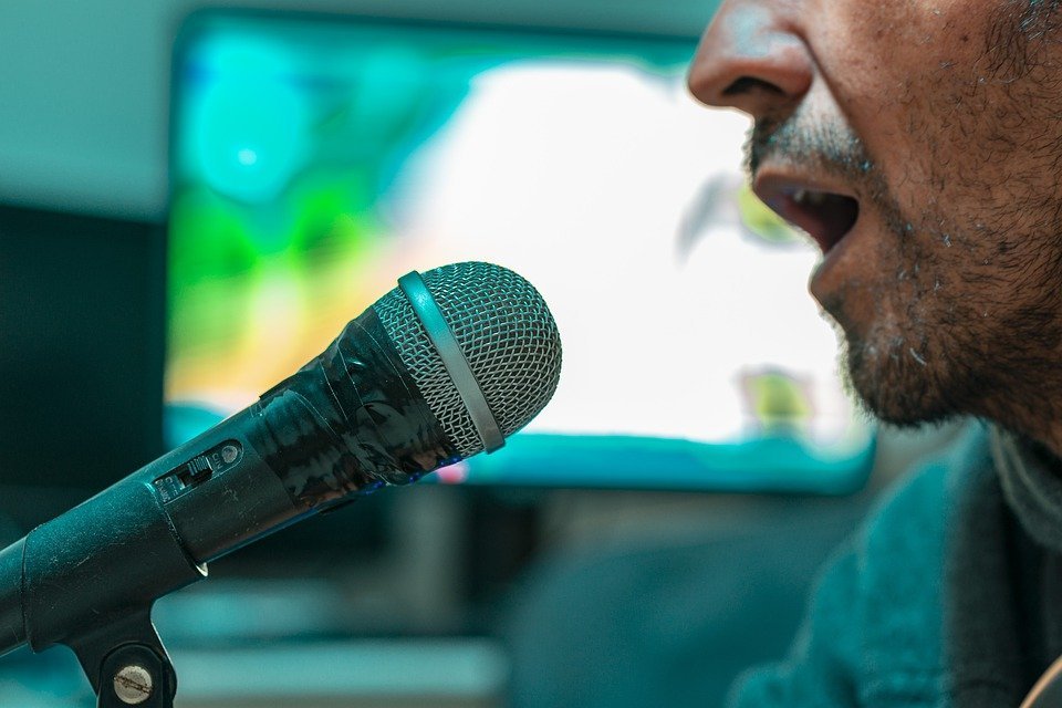 Hombre cantando. | Foto: Pixabay.
