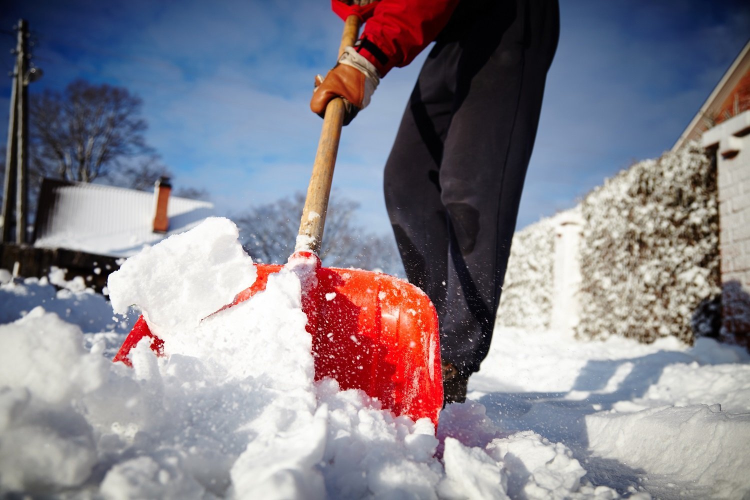 Hombre paleando nieve | Imagen: Shutterstock